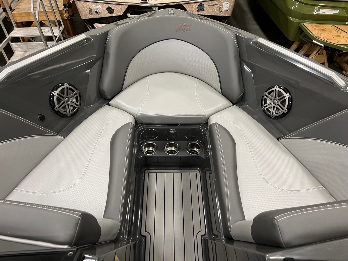 Bateau MASTERCRAFT XT21 2017 Gris deux Tons moteur Ilmor 367h complèment équipé pour le Wakesurf!