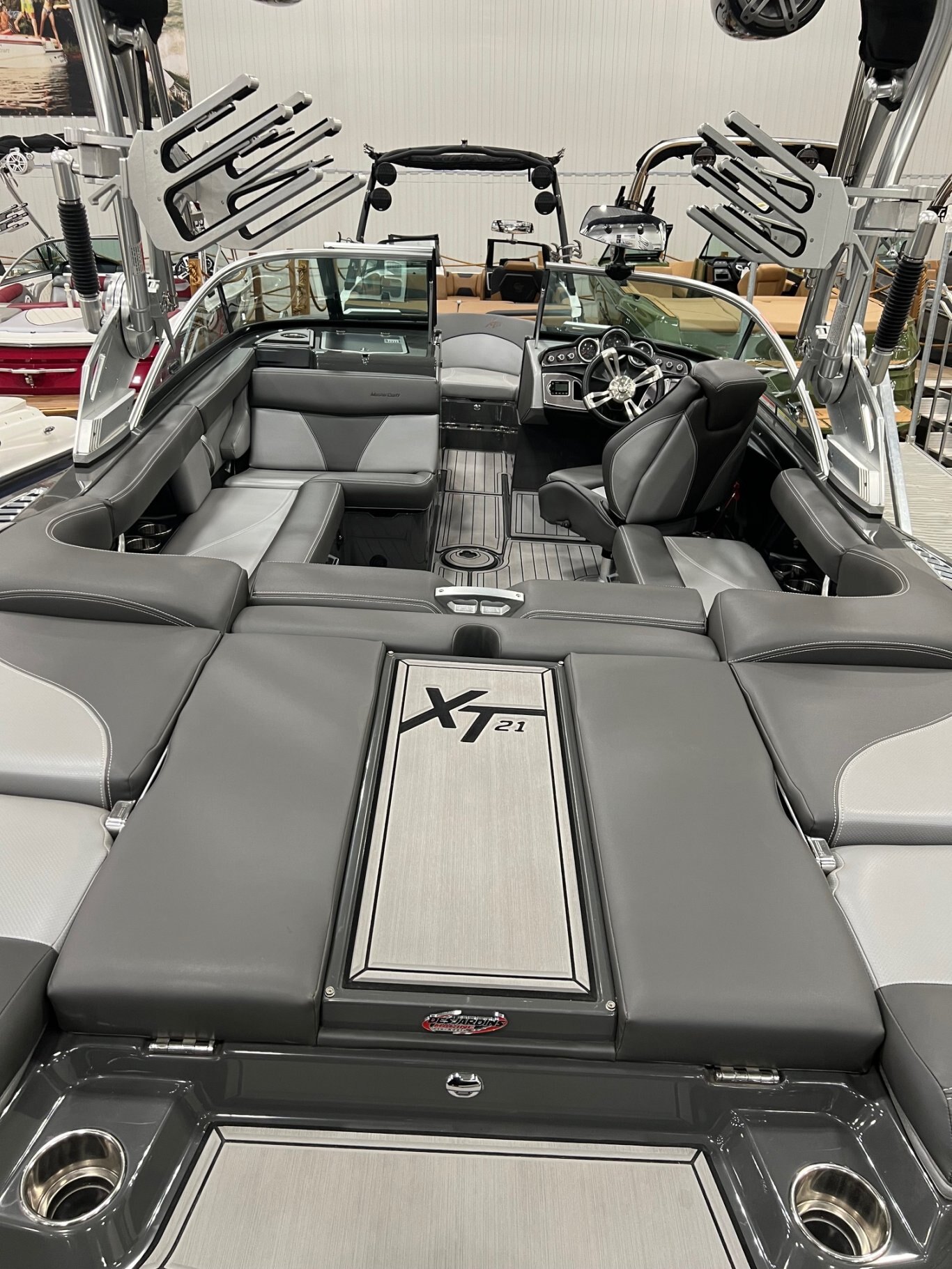 Bateau MASTERCRAFT XT21 2017 Gris deux Tons moteur Ilmor 367h complèment équipé pour le Wakesurf!