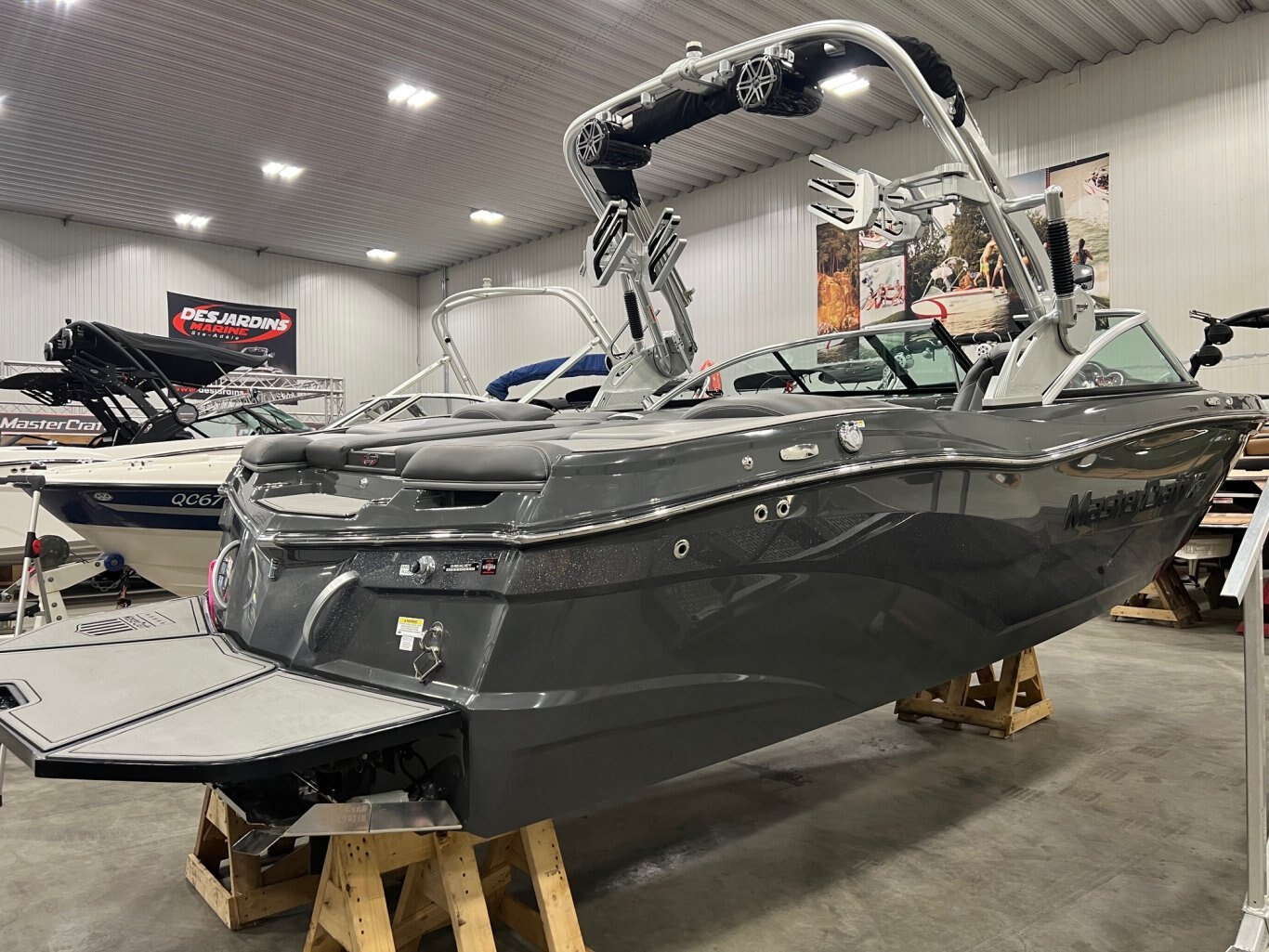 Bateau MASTERCRAFT XT21 2017 Gris deux Tons moteur Ilmor 367h complèment équipé pour le Wakesurf!