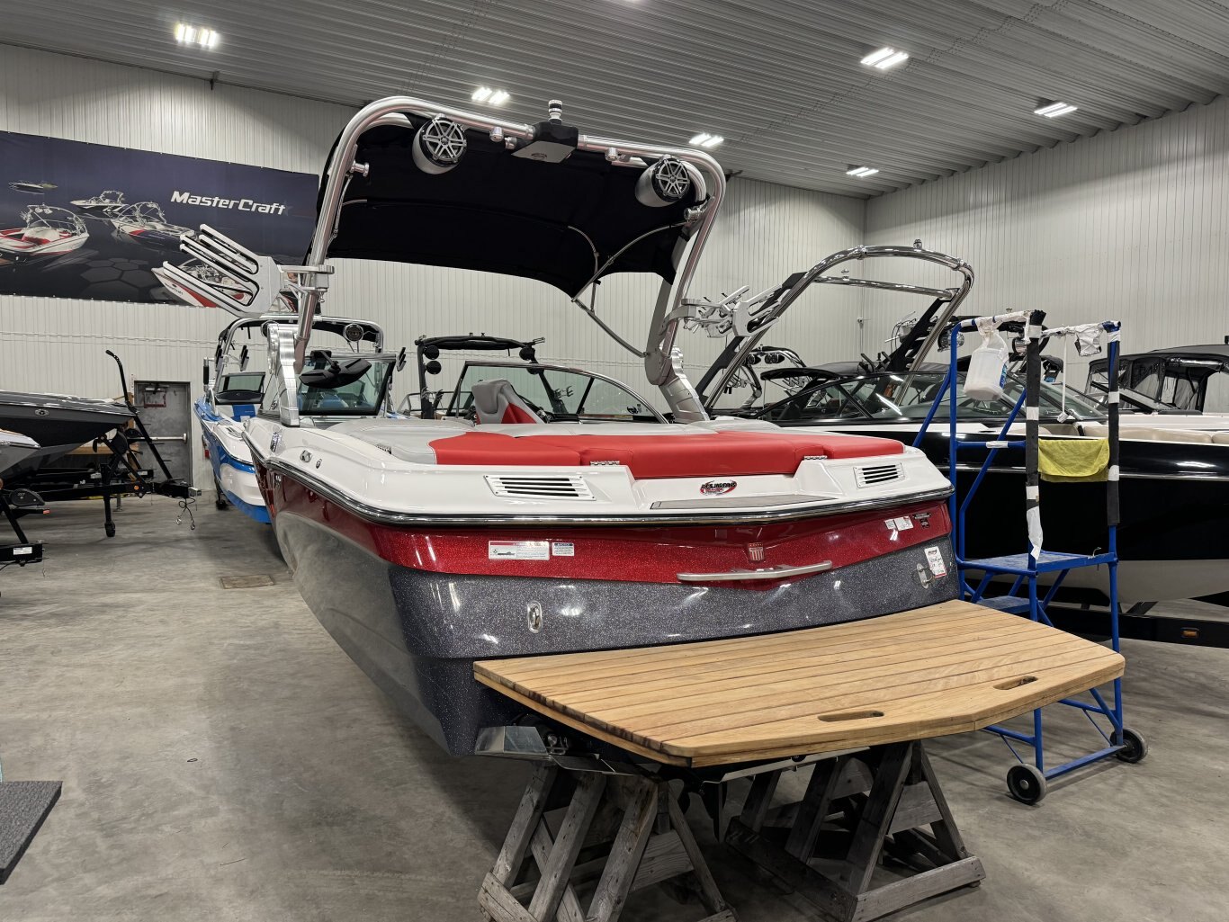 Bateau MASTERCRAFT X10 2017 Rouge & Gris avec 135h Complèment Équipé pour le Wakesurf avec Tour Électrique!