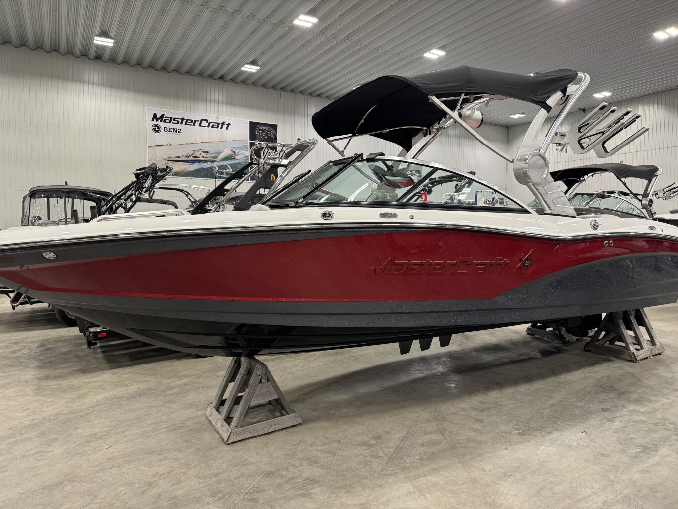 Bateau MASTERCRAFT X10 2017 Rouge & Gris avec 135h Complèment Équipé pour le Wakesurf avec Tour Électrique!