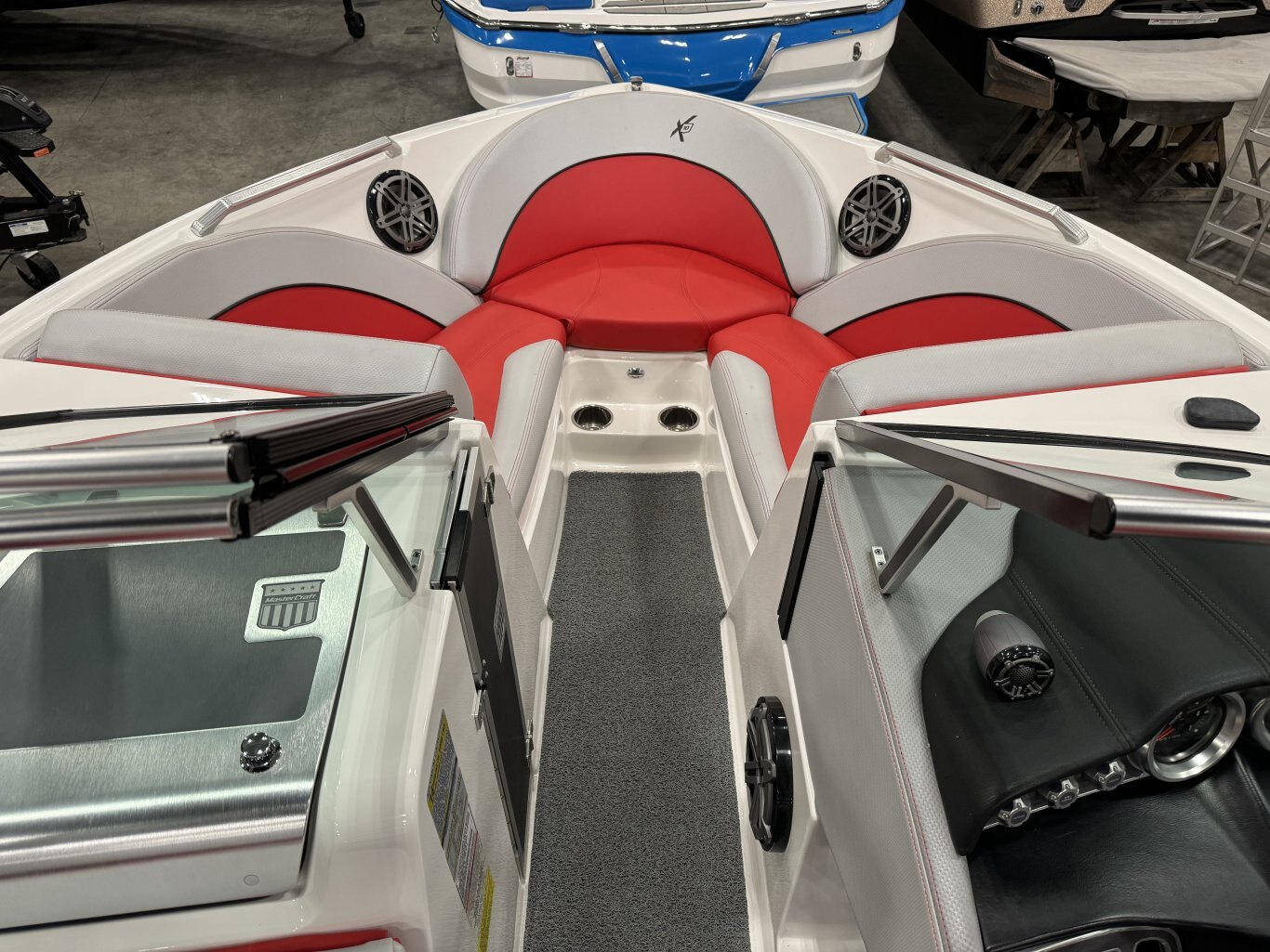 Bateau MASTERCRAFT X10 2017 Rouge & Gris avec 135h Complèment Équipé pour le Wakesurf avec Tour Électrique!