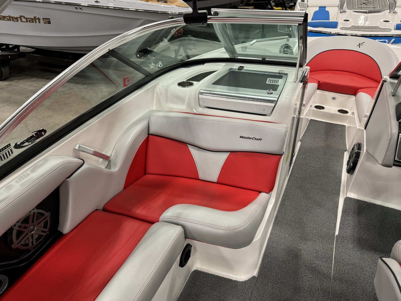 Bateau MASTERCRAFT X10 2017 Rouge & Gris avec 135h Complèment Équipé pour le Wakesurf avec Tour Électrique!