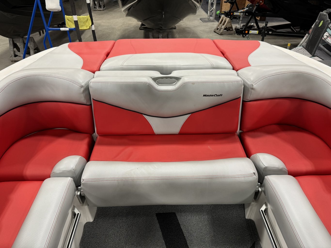 Bateau MASTERCRAFT X10 2017 Rouge & Gris avec 135h Complèment Équipé pour le Wakesurf avec Tour Électrique!