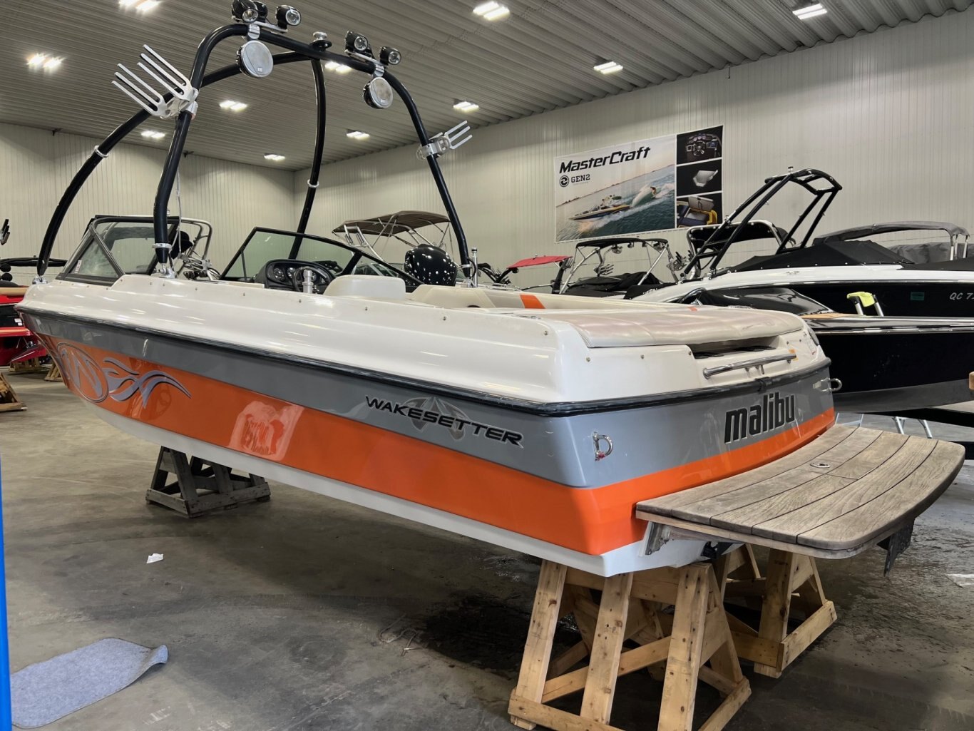 Bateau Malibu 2002 Wakesetter 21 MLS Orange/Gris moteur Indmar 5.7l 310hp, Tour Titan avec Accessoires & ''Wedge''