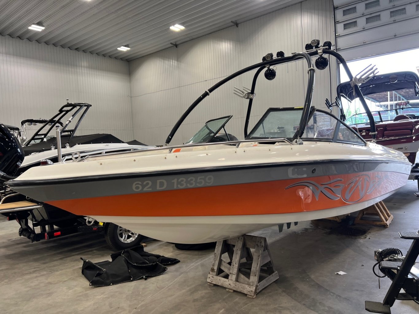 Bateau Malibu 2002 Wakesetter 21 MLS Orange/Gris moteur Indmar 5. 7l 310cv avec 335 heures, Tour Titan avec Accessoires & ''Wedge''