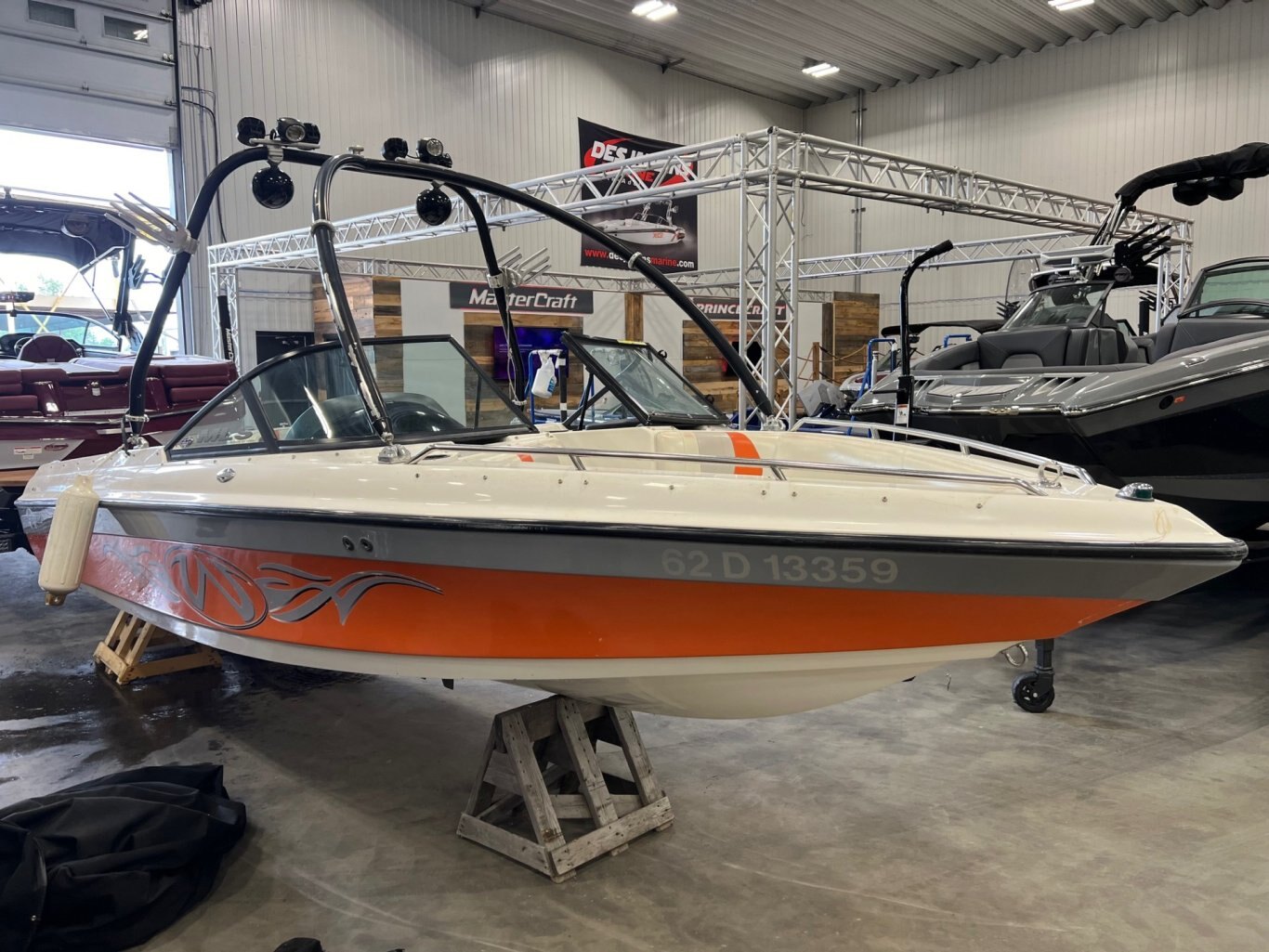 Bateau Malibu 2002 Wakesetter 21 MLS Orange/Gris moteur Indmar 5. 7l 310cv avec 335 heures, Tour Titan avec Accessoires & ''Wedge''