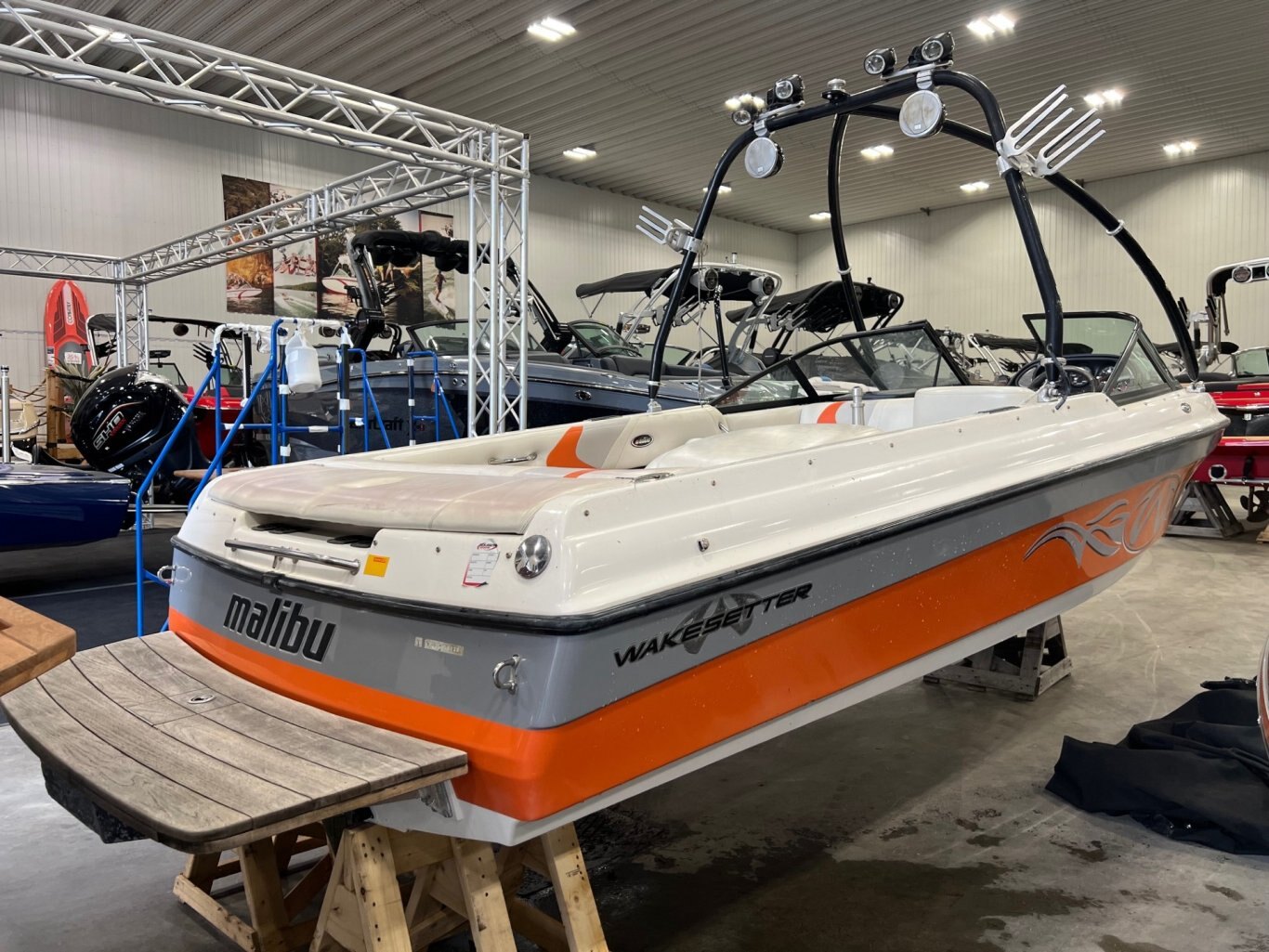 Bateau Malibu 2002 Wakesetter 21 MLS Orange/Gris moteur Indmar 5. 7l 310cv avec 335 heures, Tour Titan avec Accessoires & ''Wedge''