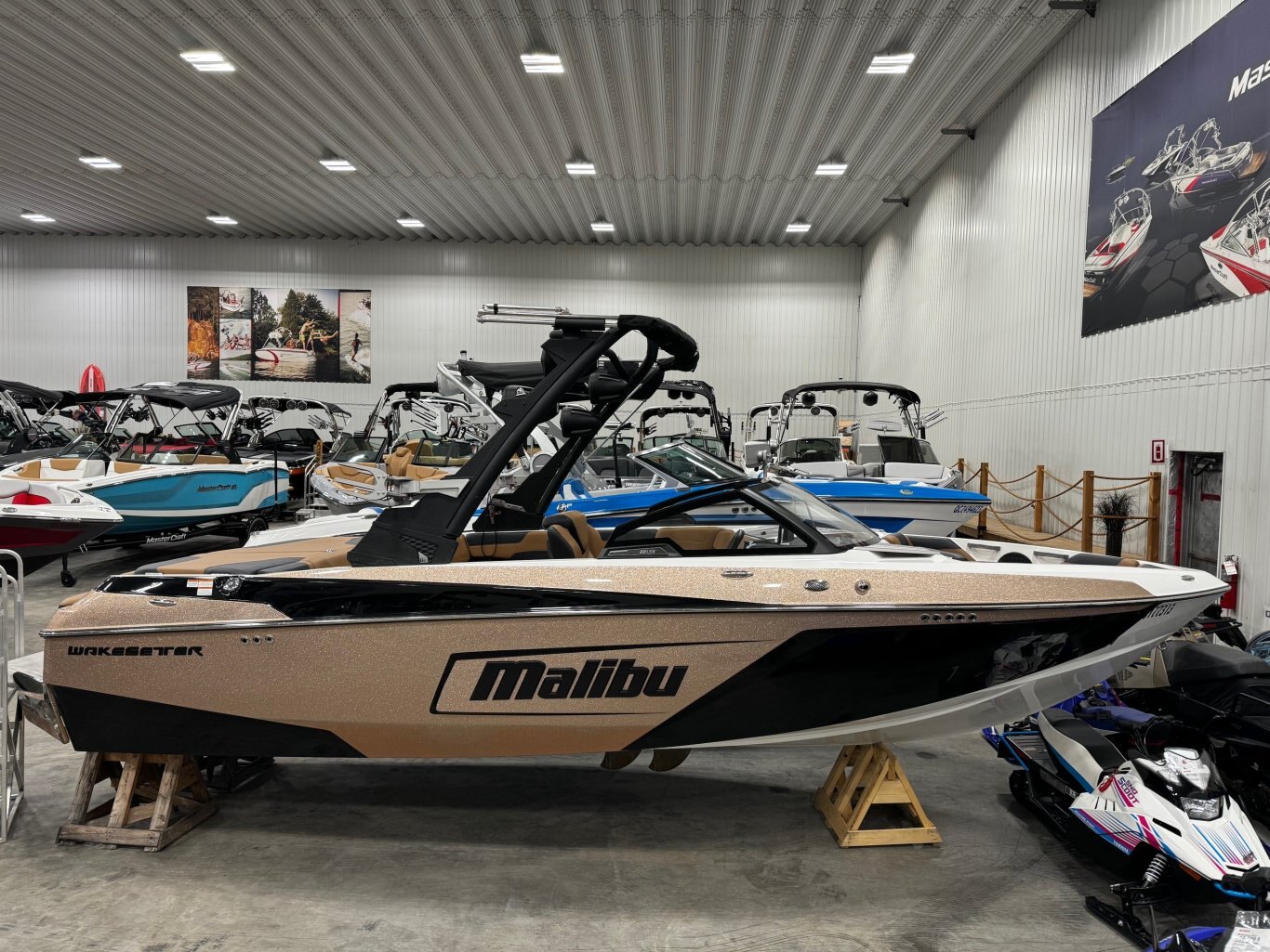 Bateau Malibu Wakesetter 22 lsv 2022 Or/Noir Métallique tout équipé avec Maliview & Le surf/Presets, Porte de surf, ''Power Wedge III''