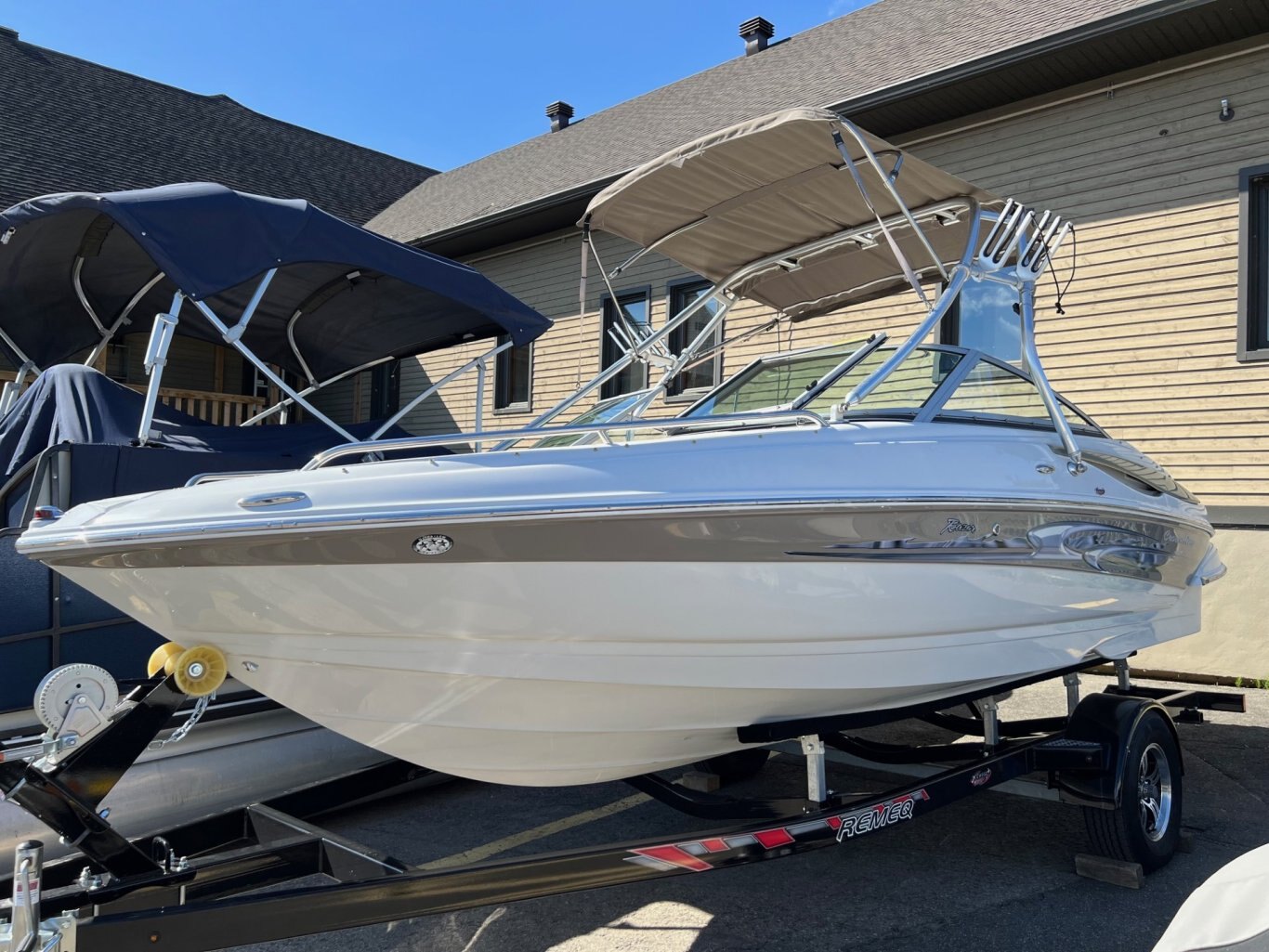 Bateau Crownline LS200 2008 avec Moteur Mercruiser 5. 0l Mpi & Tour de Wakeboard Toit Bimini