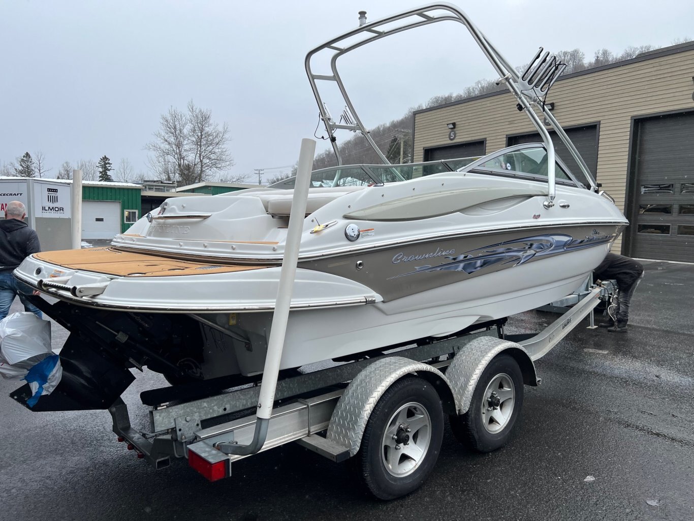 Bateau Crownline LS200 2008 avec Moteur Mercruiser 5.0l Mpi & Tour de Wakeboard Toit Bimini, Remorque Double et Sea Deck Neuf!