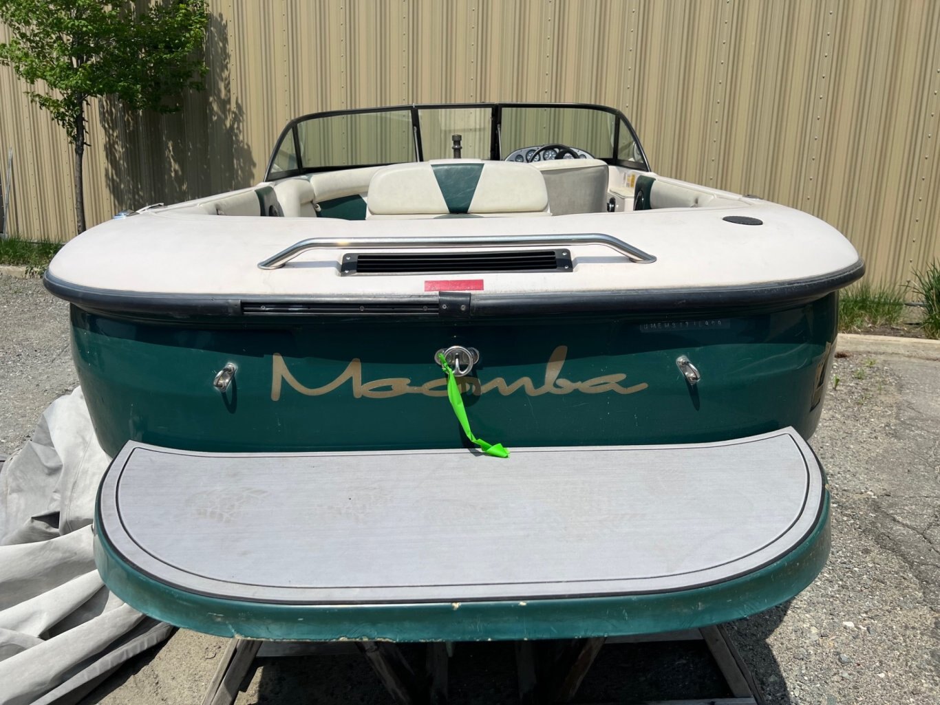 Bateau Moomba Outback 1999 OpenDeck Ski Boat avec moteur PCM 5.7l 310hp seulement 358 heures d'origine.