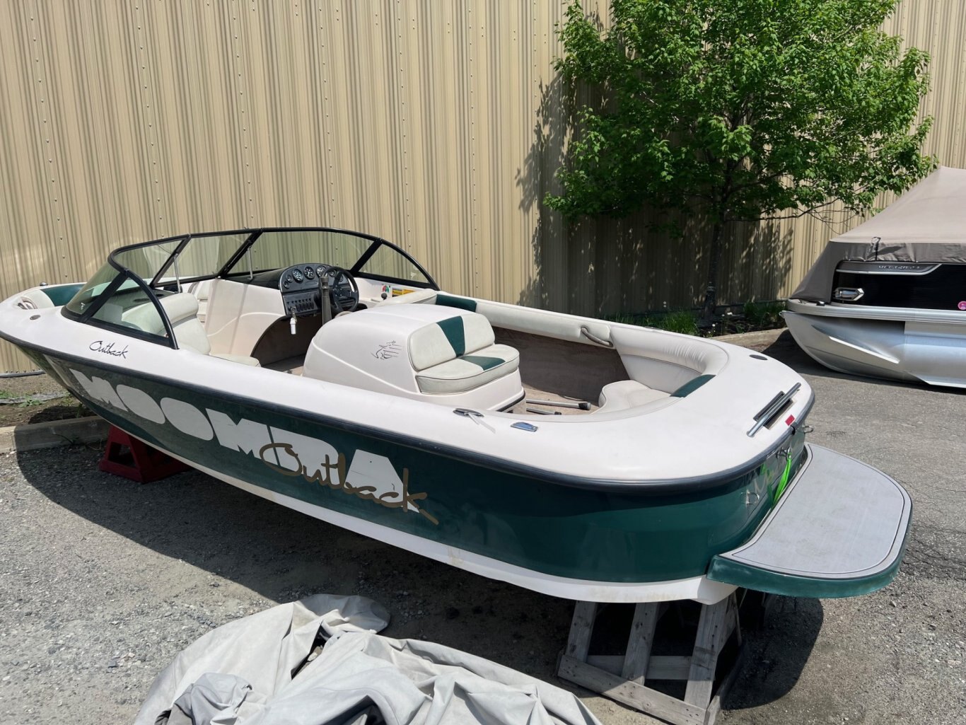 Bateau Moomba Outback 1999 OpenDeck Ski Boat avec moteur PCM 5.7l 310hp seulement 358 heures d'origine.