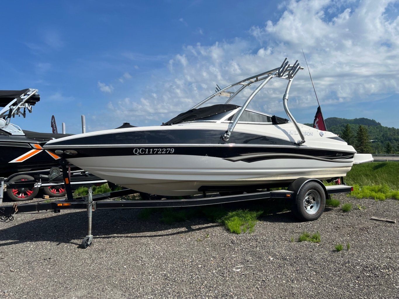 Bateau Larson Senza 186 2008 Noir, moteur Mercruiser 4.3l 190hp avec Tour Wake Roswell et Remorque Simple