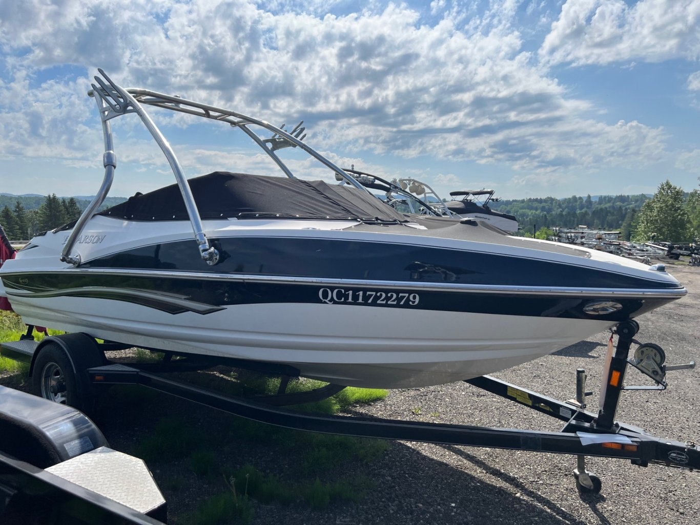 Bateau Larson Senza 186 2008 Noir, moteur Mercruiser 4.3l 190hp avec Tour Wake Roswell et Remorque Simple