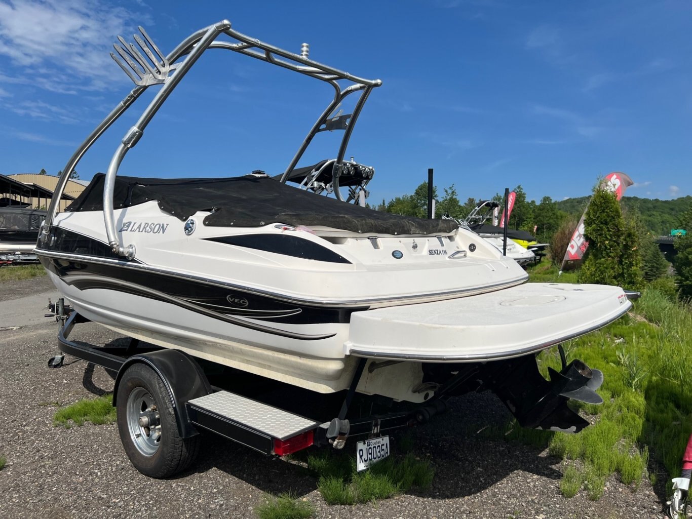 Bateau Larson Senza 186 2008 Noir, moteur Mercruiser 4.3l 190hp avec Tour Wake Roswell et Remorque Simple