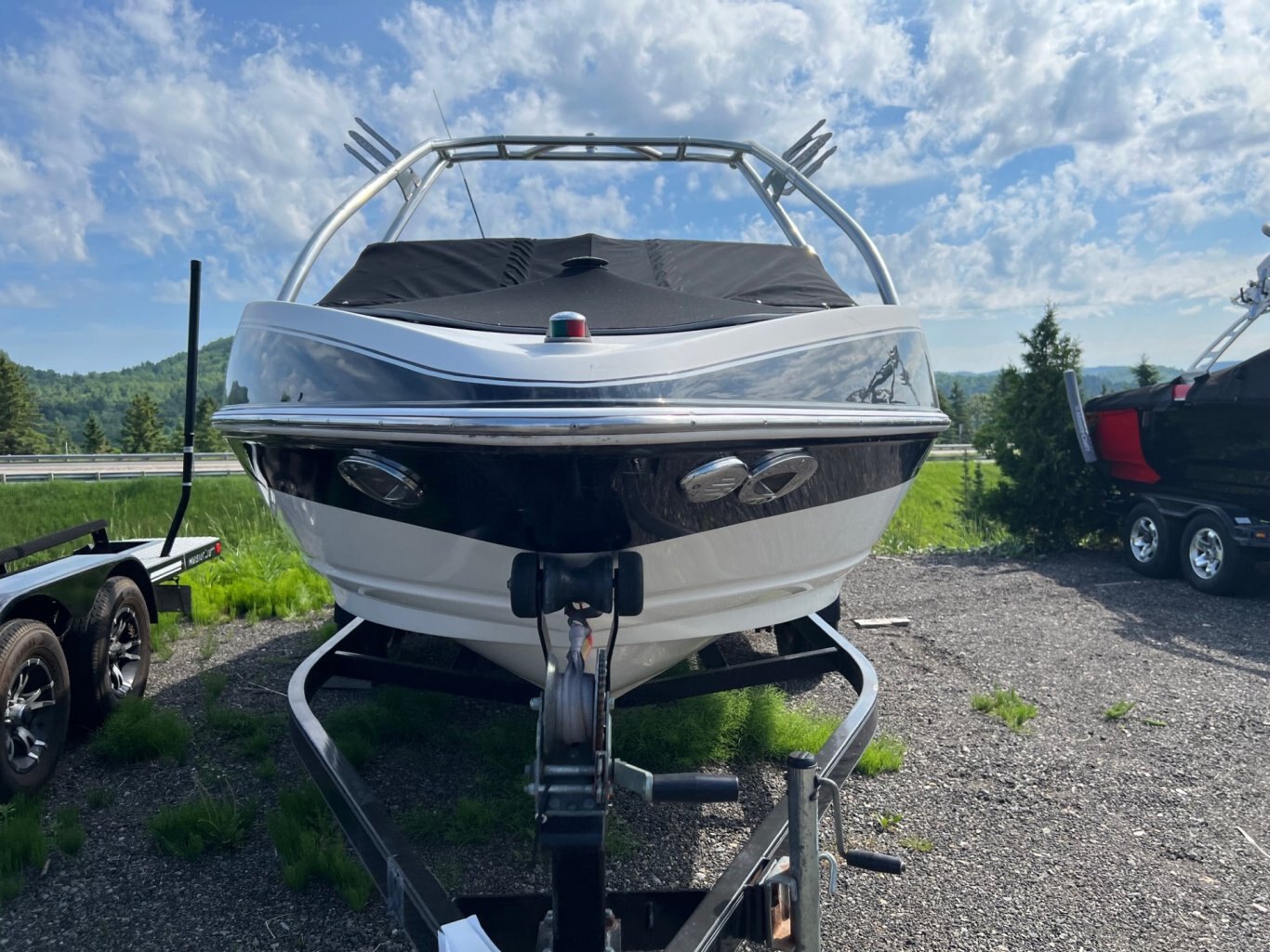 Bateau Larson Senza 186 2008 Noir, moteur Mercruiser 4.3l 190hp avec Tour Wake Roswell et Remorque Simple