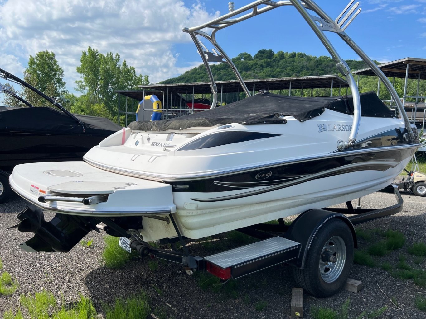 Bateau Larson Senza 186 2008 Noir, moteur Mercruiser 4.3l 190hp avec Tour Wake Roswell et Remorque Simple