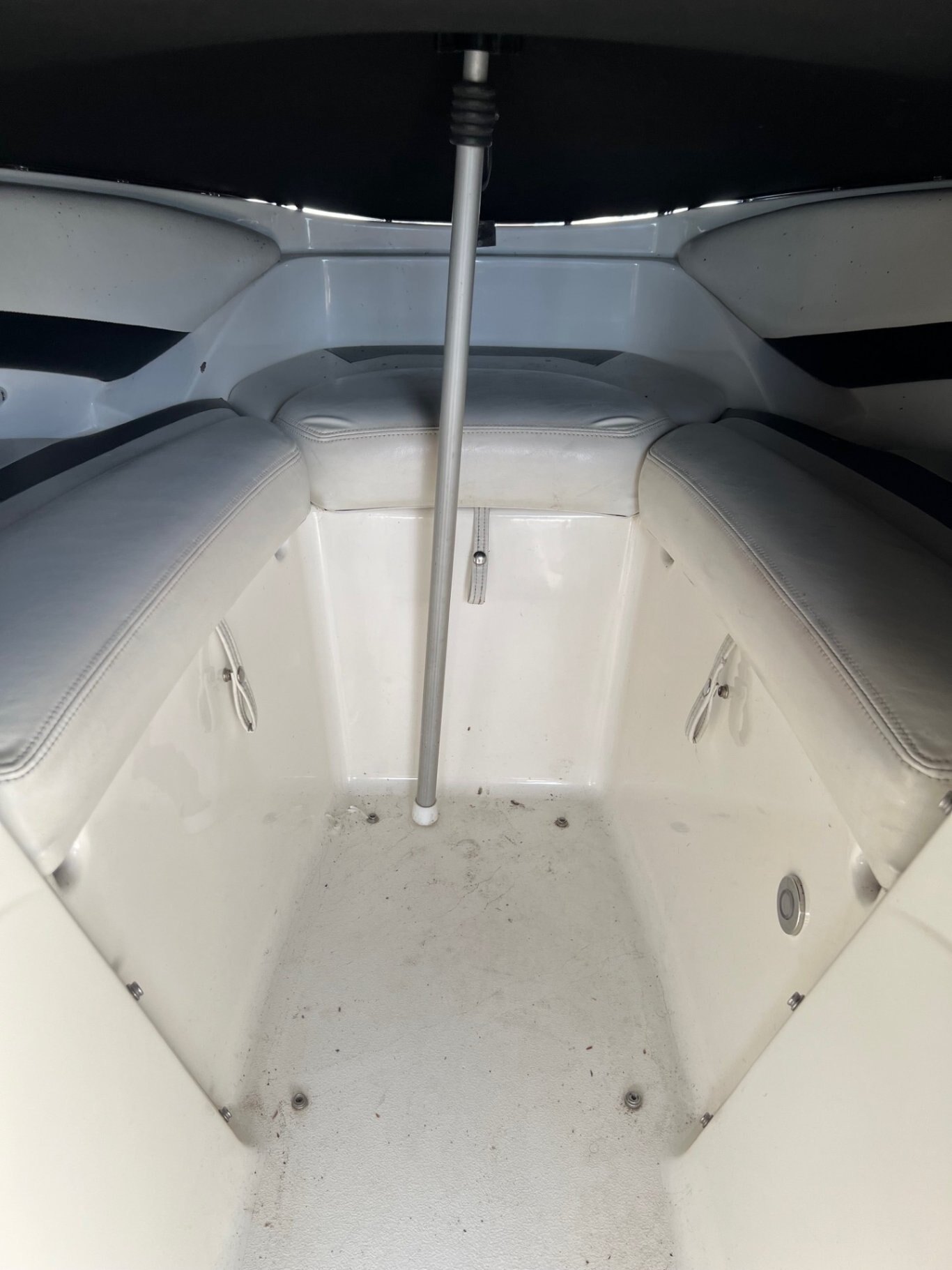 Bateau Larson Senza 186 2008 Noir, moteur Mercruiser 4.3l 190hp avec Tour Wake Roswell et Remorque Simple