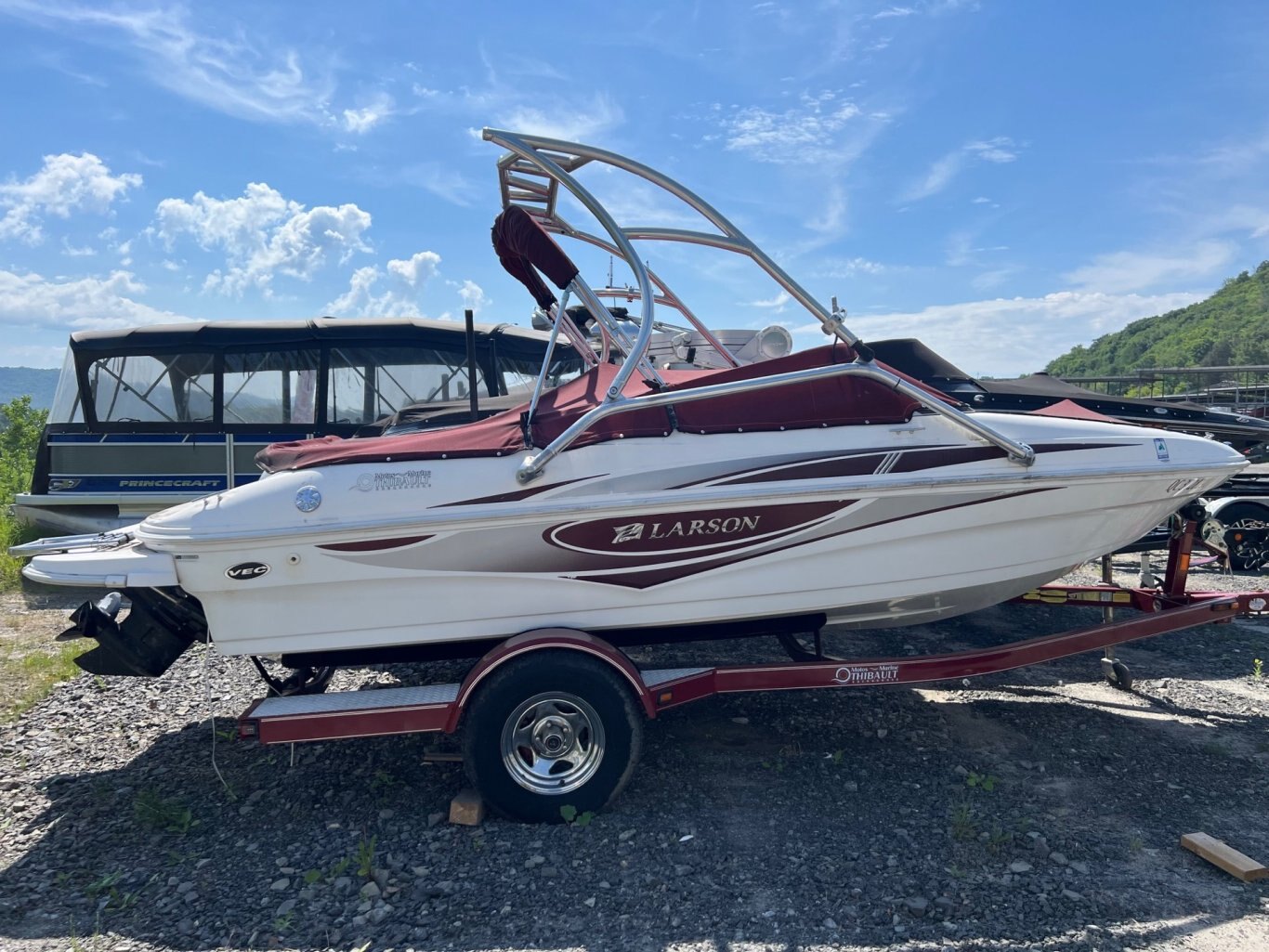 BATEAU LARSON 180BR Sport 2009 Rouge, MOTEUR MERCRUISER 4.3L 190HP AVEC TOUR WAKE Sans Remorque