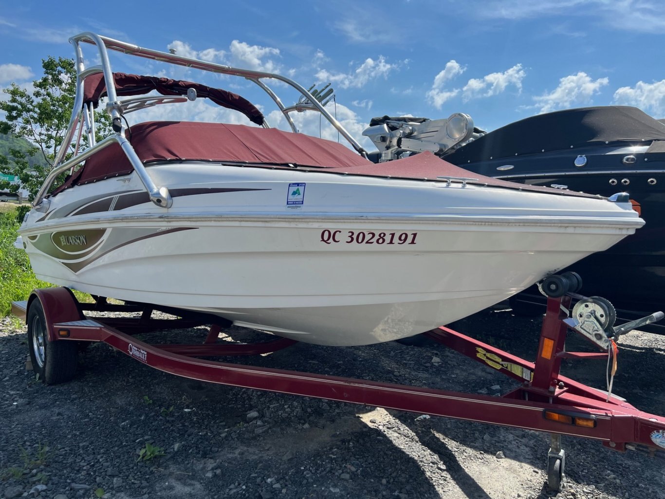 BATEAU LARSON 180BR Sport 2009 Rouge, MOTEUR MERCRUISER 4.3L 190HP AVEC TOUR WAKE Sans Remorque