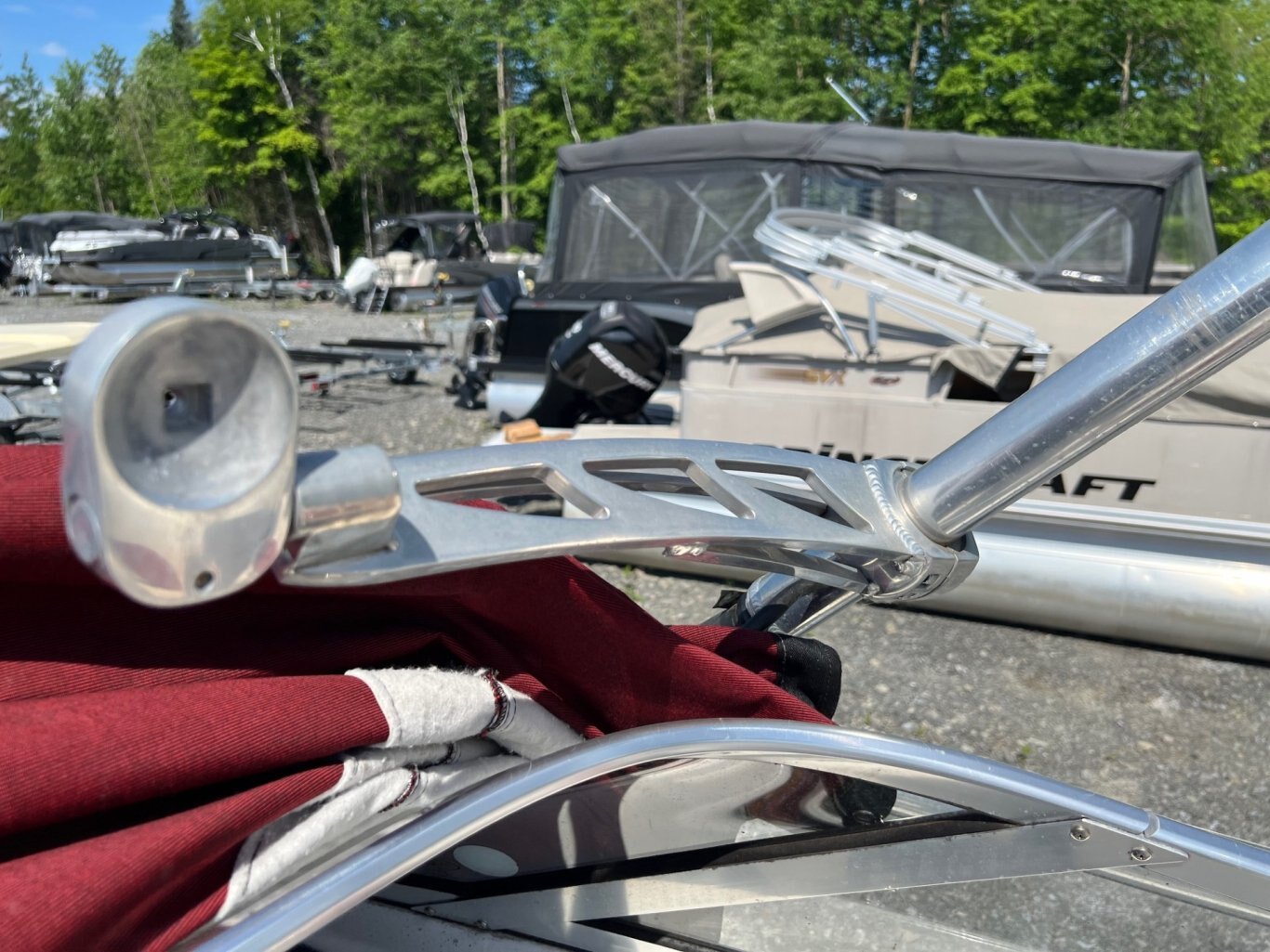 BATEAU LARSON 180BR Sport 2009 Rouge, MOTEUR MERCRUISER 4.3L 190HP AVEC TOUR WAKE Sans Remorque