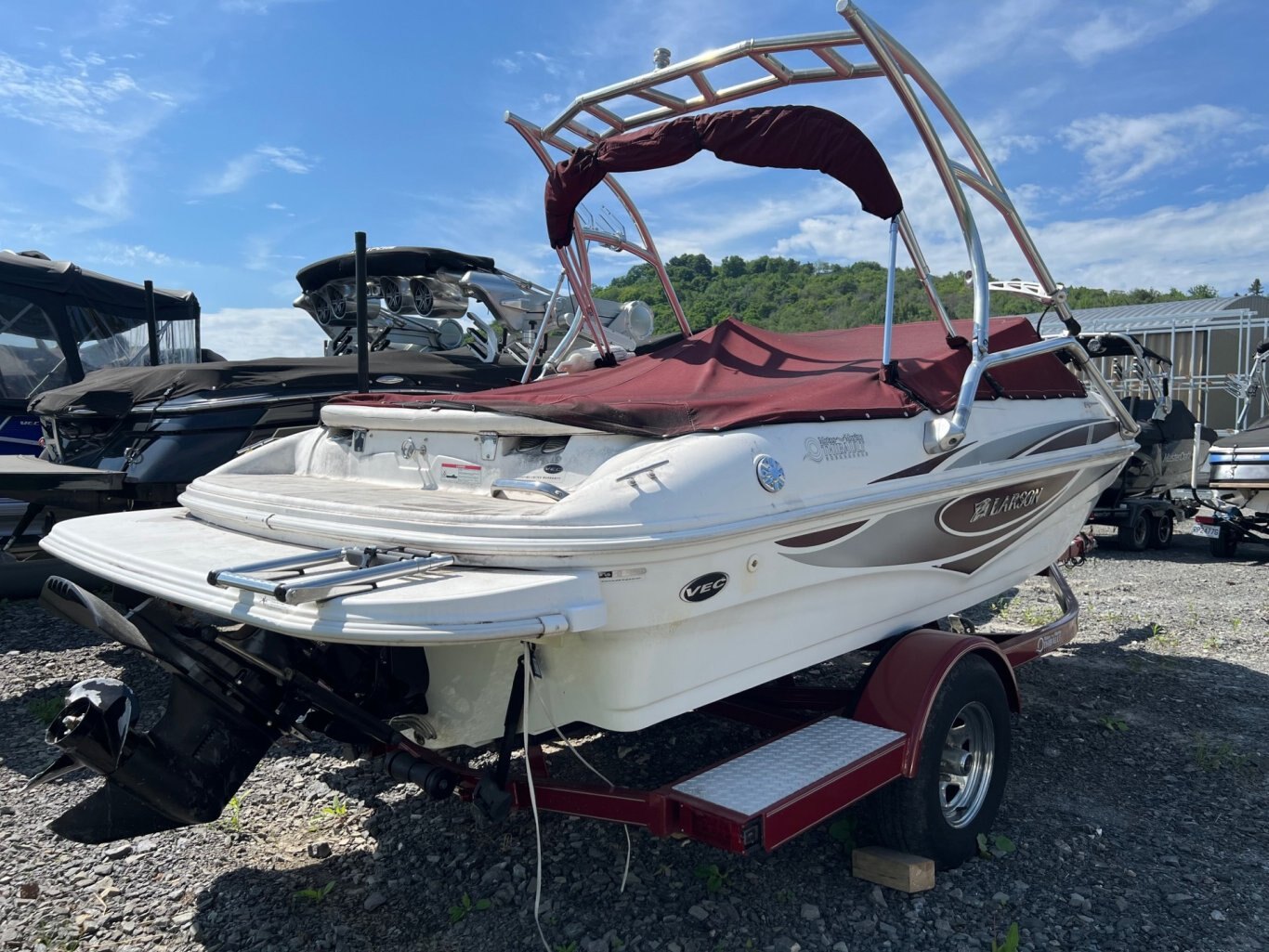 BATEAU LARSON 180BR Sport 2009 Rouge, MOTEUR MERCRUISER 4.3L 190HP AVEC TOUR WAKE Sans Remorque