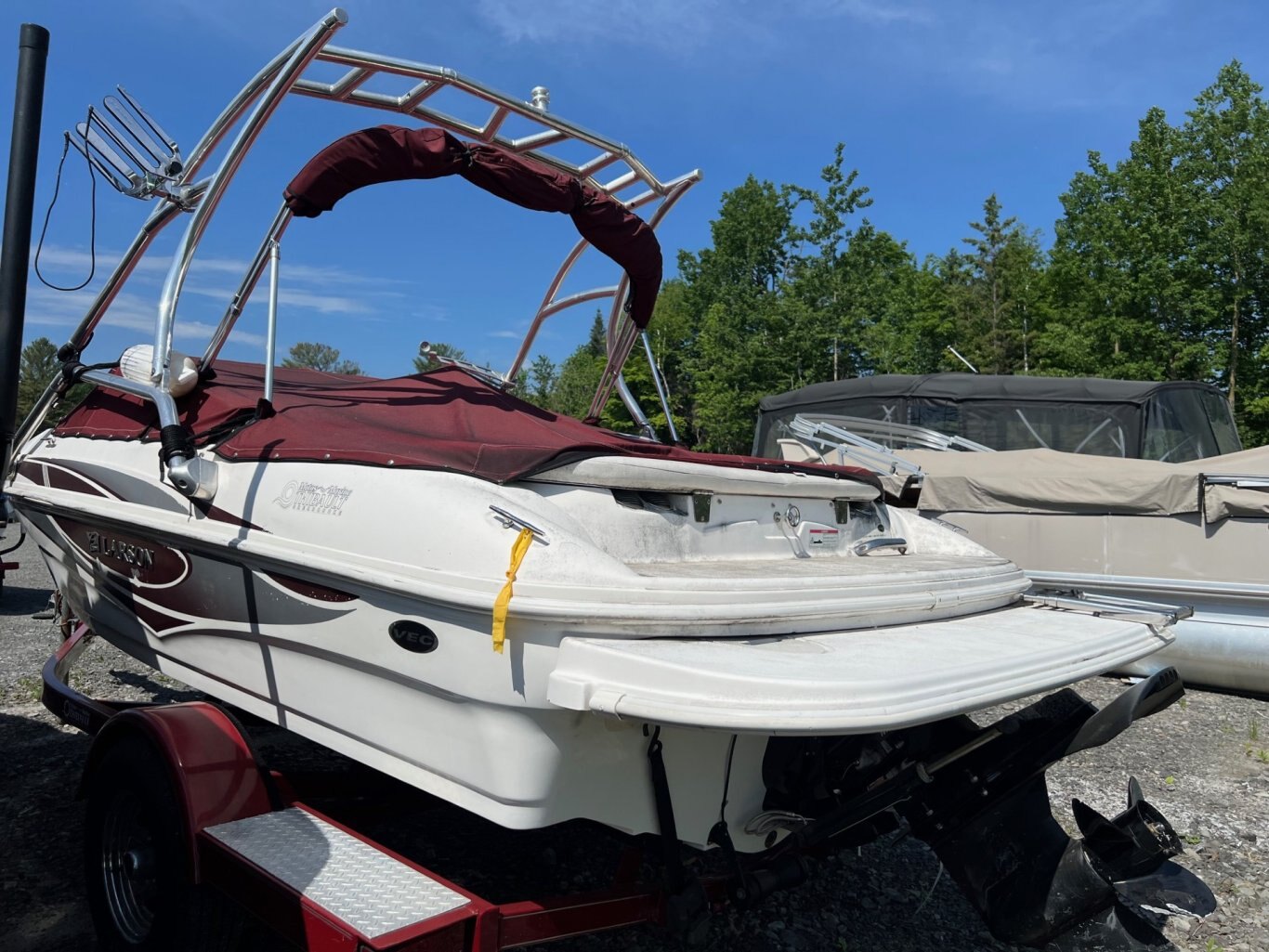 BATEAU LARSON 180BR Sport 2009 Rouge, MOTEUR MERCRUISER 4.3L 190HP AVEC TOUR WAKE Sans Remorque