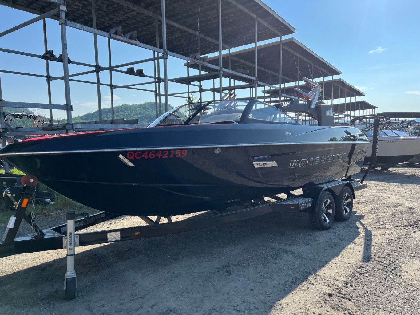 Bateau Malibu Wakesetter LSV 23 2015 avec Remorque Double, toute équipé Noir sur Rouge Surfgate seulement 227 heures