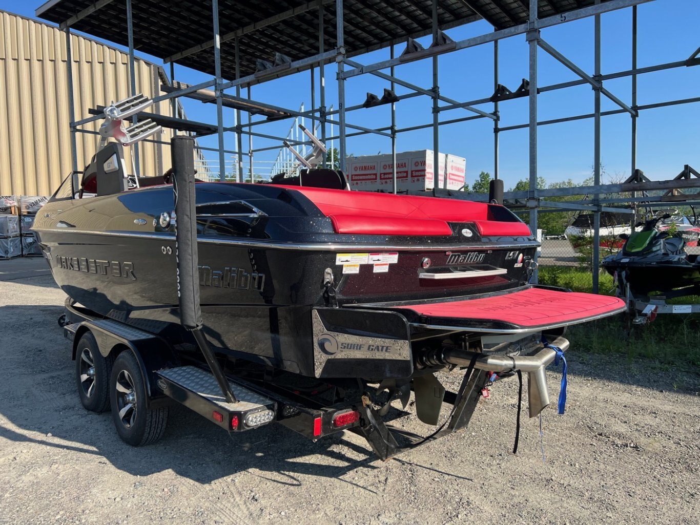 Bateau Malibu Wakesetter LSV 23 2015 avec Remorque Double, toute équipé Noir sur Rouge Surfgate seulement 227 heures