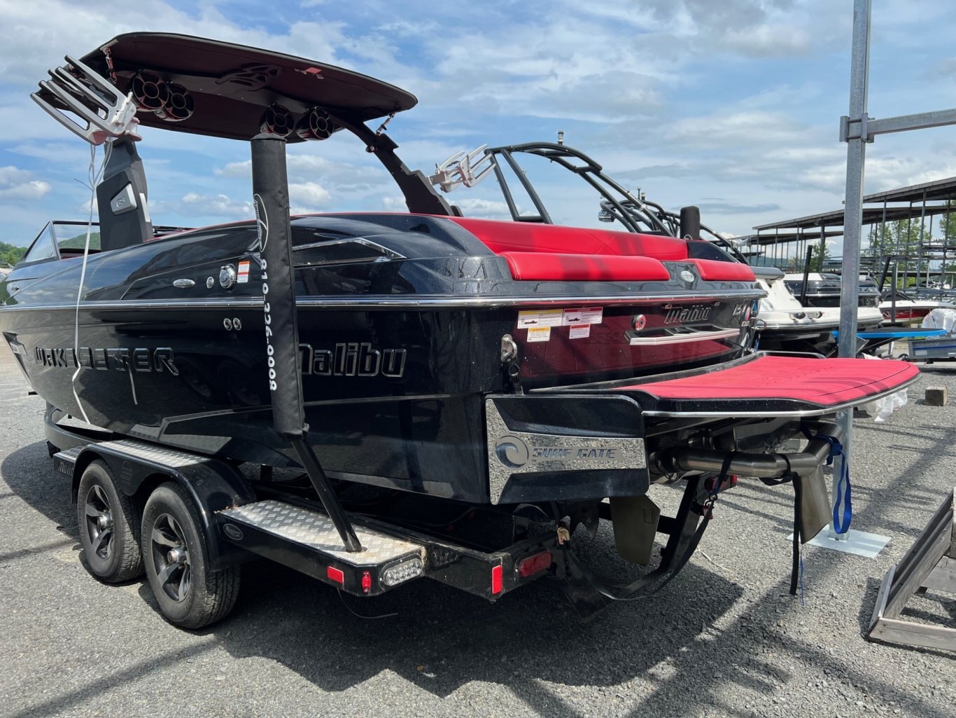 Bateau Malibu Wakesetter LSV 23 2015 avec Remorque Double, toute équipé Noir sur Rouge Surfgate seulement 227 heures