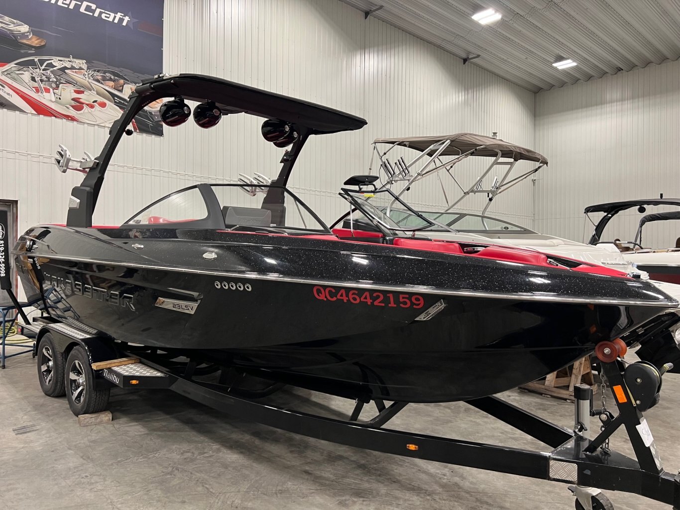 Bateau Malibu Wakesetter LSV 23 2015 avec Remorque Double, toute équipé Noir sur Rouge Surfgate seulement 227 heures