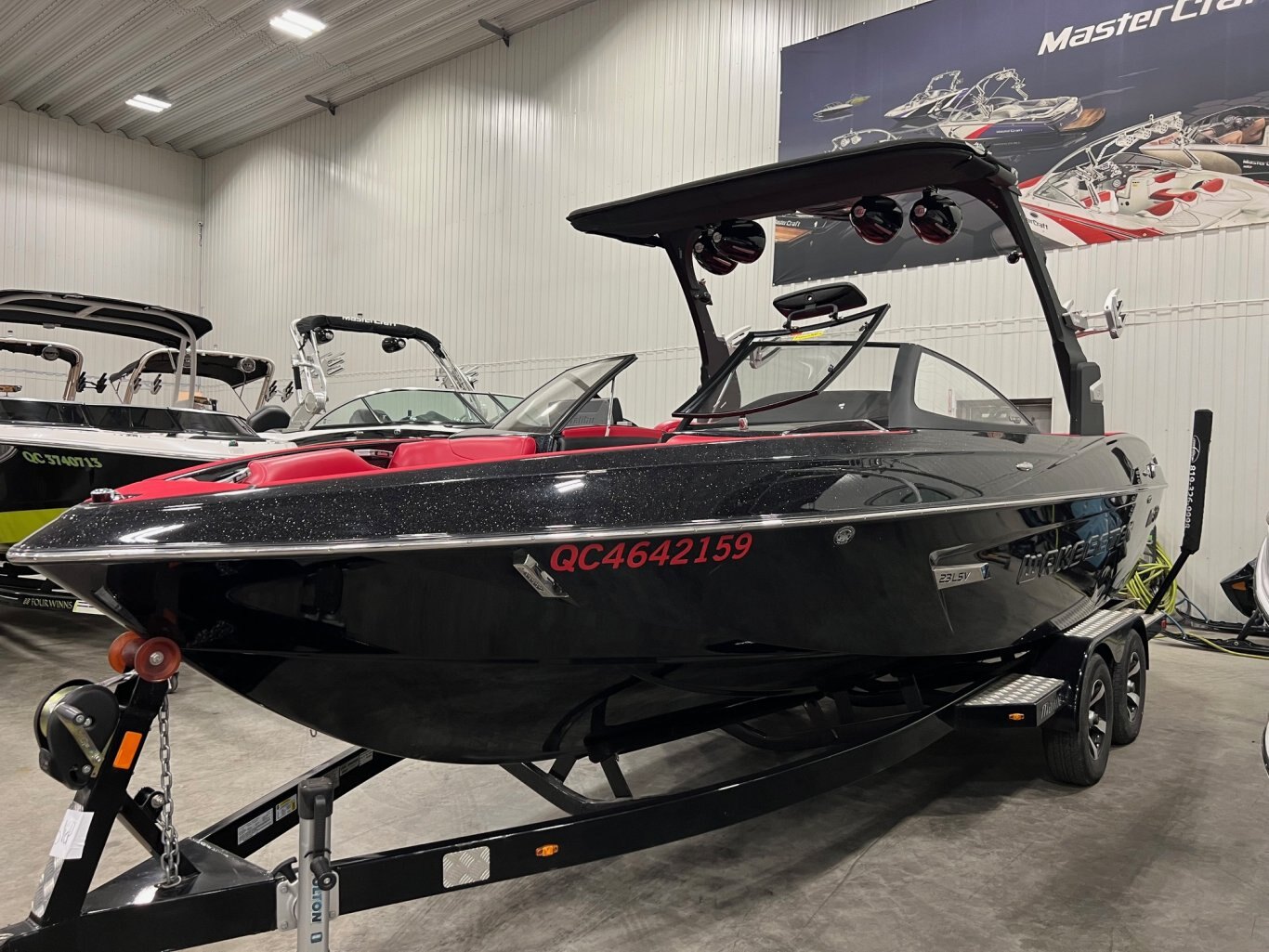 Bateau Malibu Wakesetter LSV 23 2015 avec Remorque Double, toute équipé Noir sur Rouge Surfgate seulement 227 heures