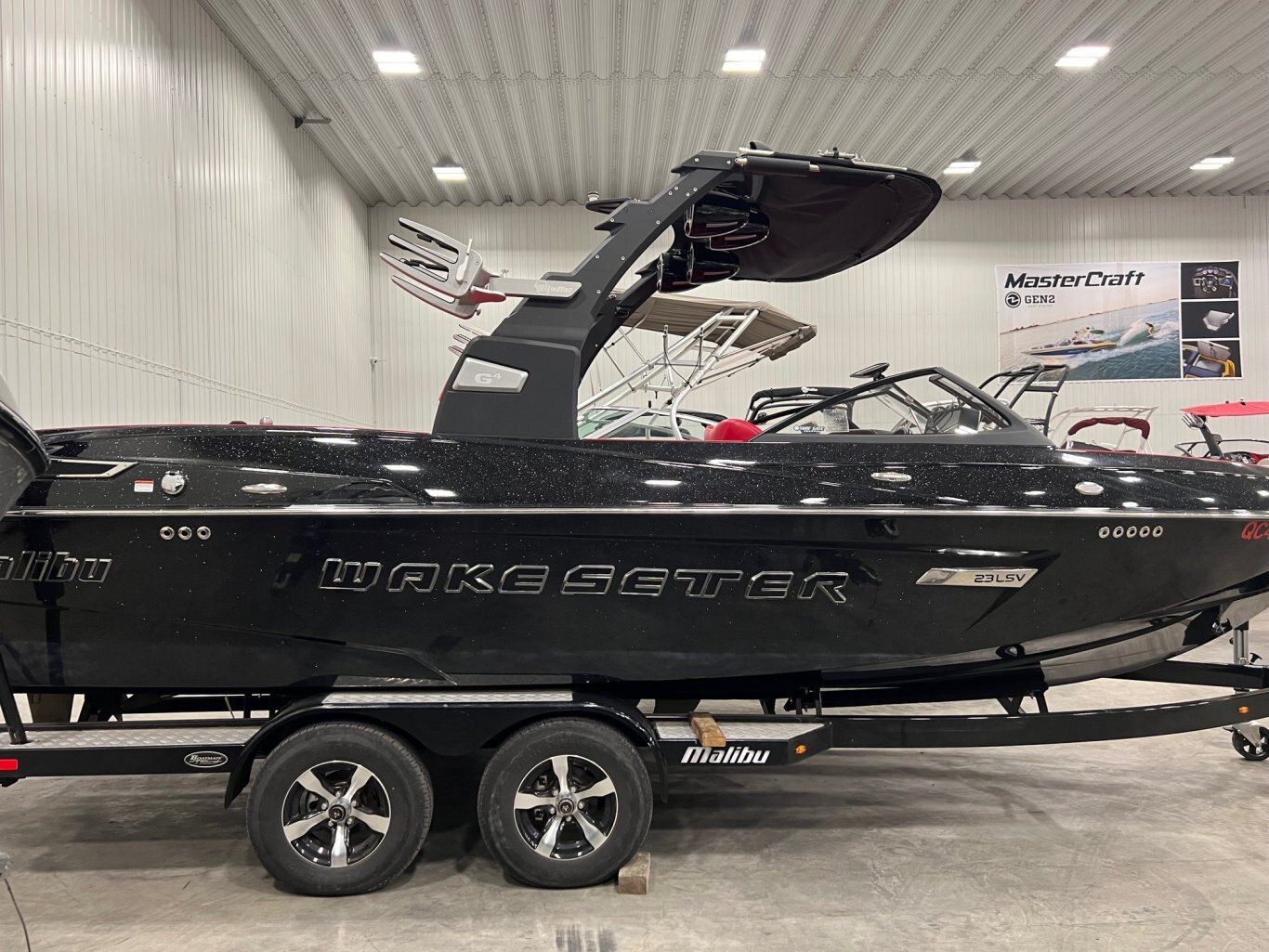 Bateau Malibu Wakesetter LSV 23 2015 avec Remorque Double, toute équipé Noir sur Rouge Surfgate seulement 227 heures