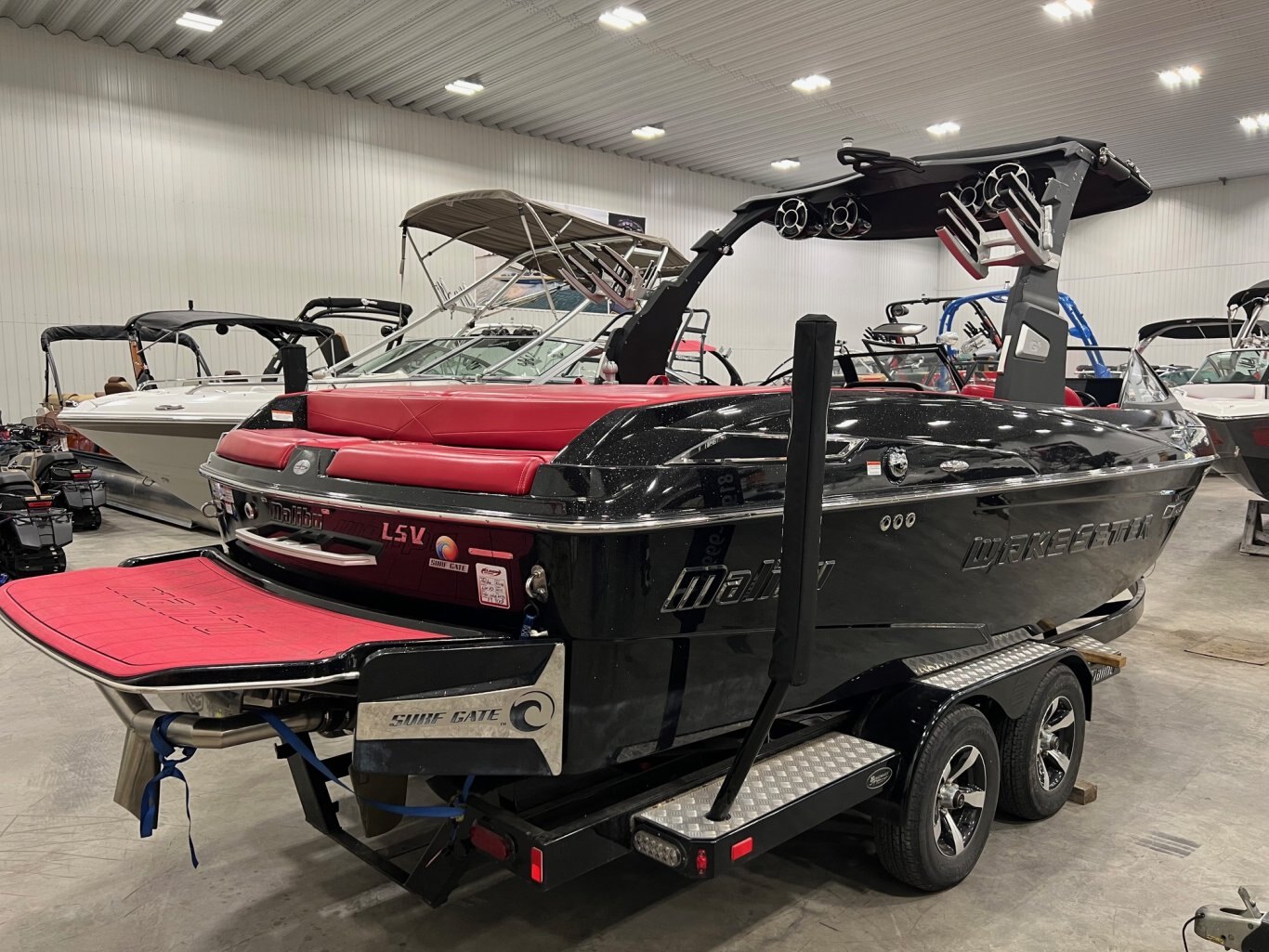 Bateau Malibu Wakesetter LSV 23 2015 avec Remorque Double, toute équipé Noir sur Rouge Surfgate seulement 227 heures