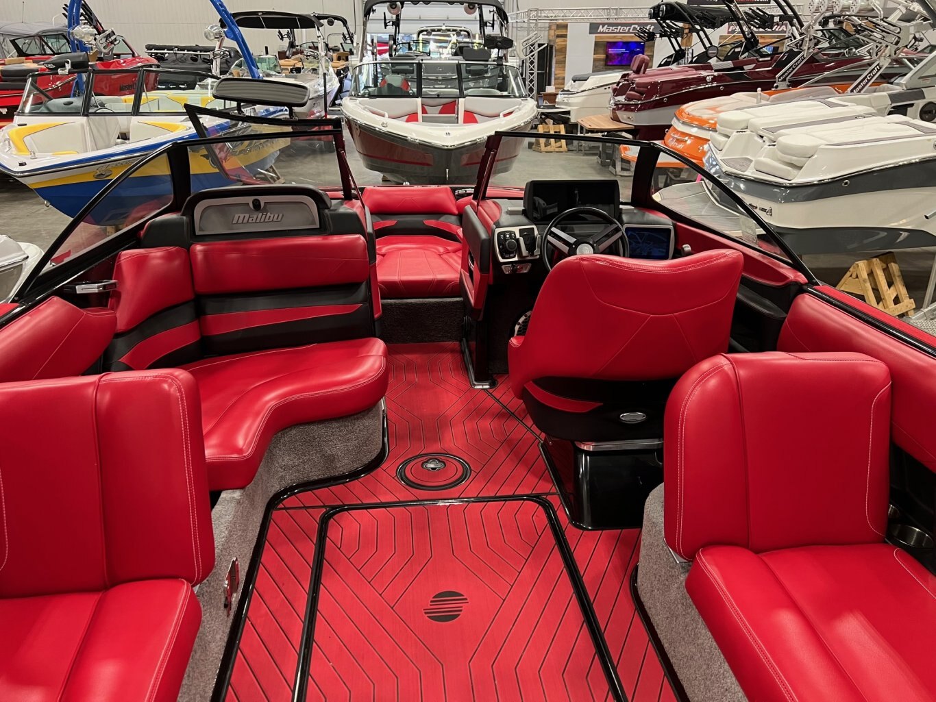 Bateau Malibu Wakesetter LSV 23 2015 avec Remorque Double, toute équipé Noir sur Rouge Surfgate seulement 227 heures