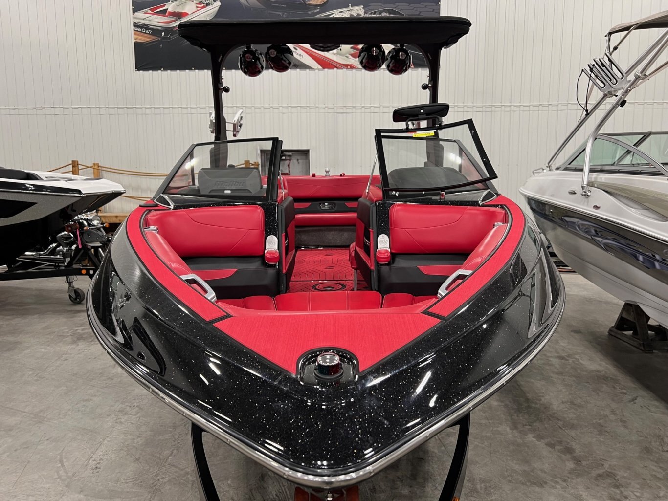 Bateau Malibu Wakesetter LSV 23 2015 avec Remorque Double, toute équipé Noir sur Rouge Surfgate seulement 227 heures