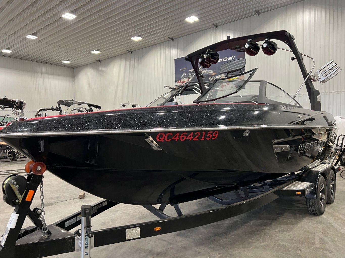 Bateau Malibu Wakesetter LSV 23 2015 avec Remorque Double, toute équipé Noir sur Rouge Surfgate seulement 227 heures