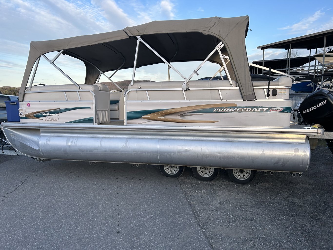 Ponton PRINCECRAFT VANTAGE 21 2009 Vert Moteur 60hp Mercury vient avec Toile, Toit Campeur, Système de Sons.