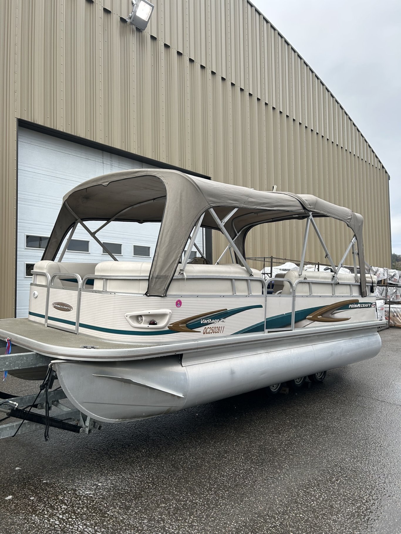 Ponton PRINCECRAFT VANTAGE 21 2009 Vert Moteur 60hp Mercury vient avec Toile, Toit Campeur, Système de Sons.