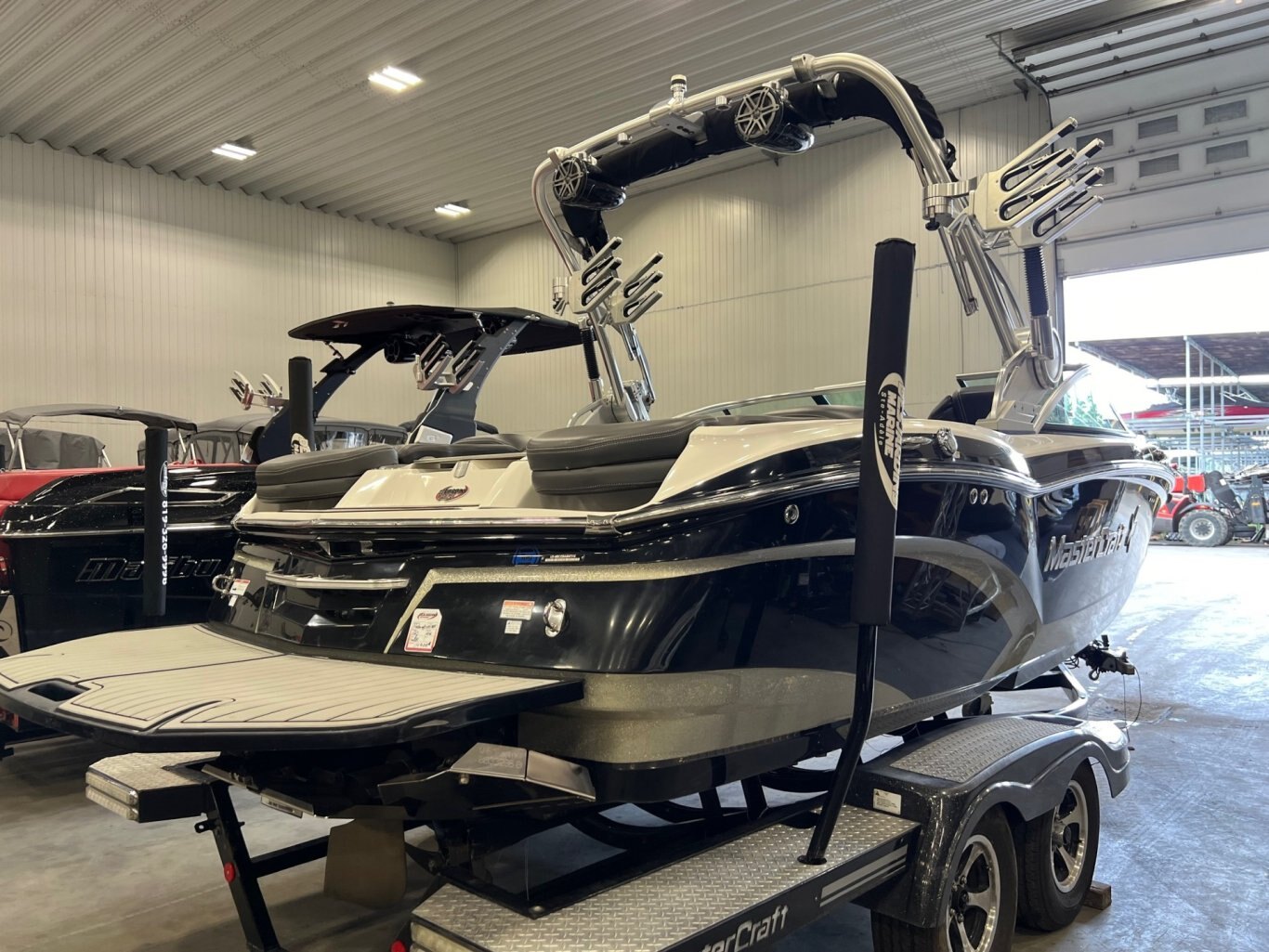 Bateau Mastercraft X20 2016 Noir & Argent, toute équipé avec remorque Mastercraft double en trèc'est bien état