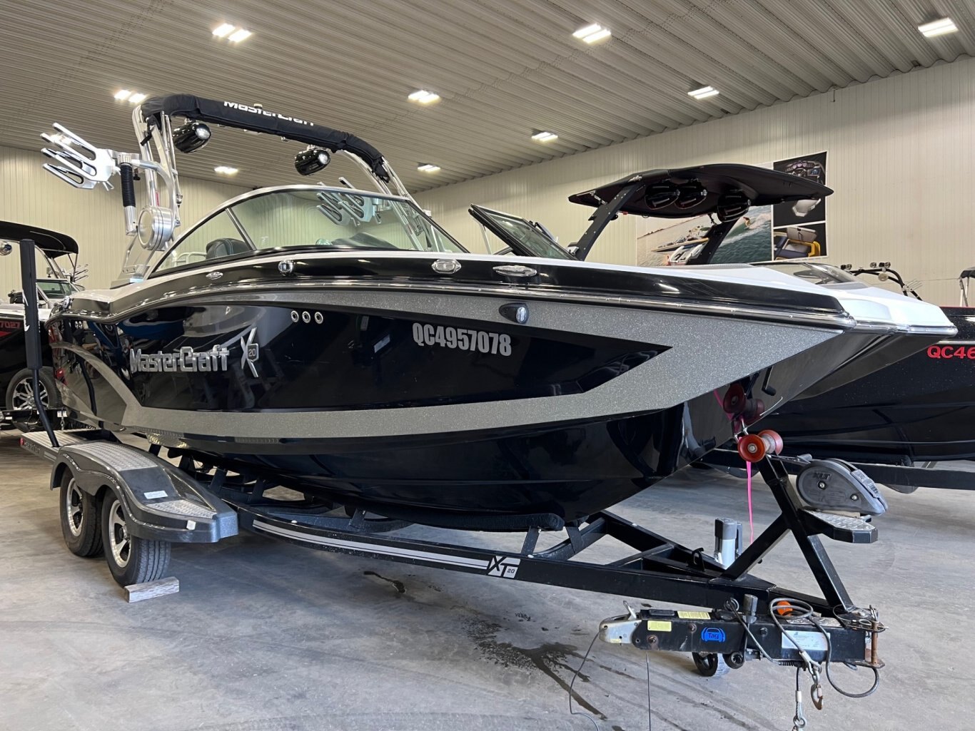 Bateau Mastercraft X20 2016 Noir & Argent, toute équipé avec remorque Mastercraft double en trèc'est bien état