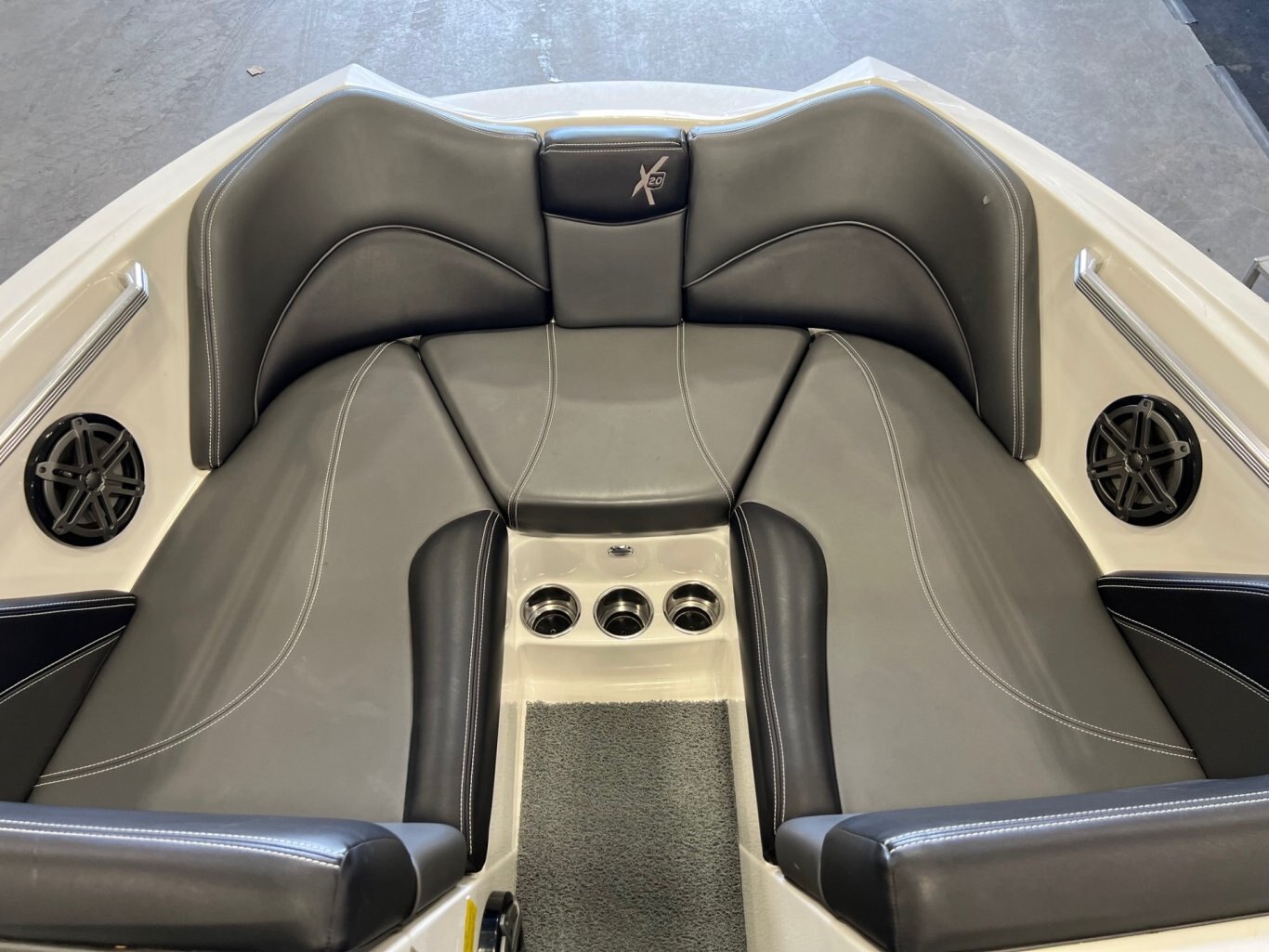 Bateau Mastercraft X20 2016 Noir & Argent, toute équipé avec remorque Mastercraft double en trèc'est bien état