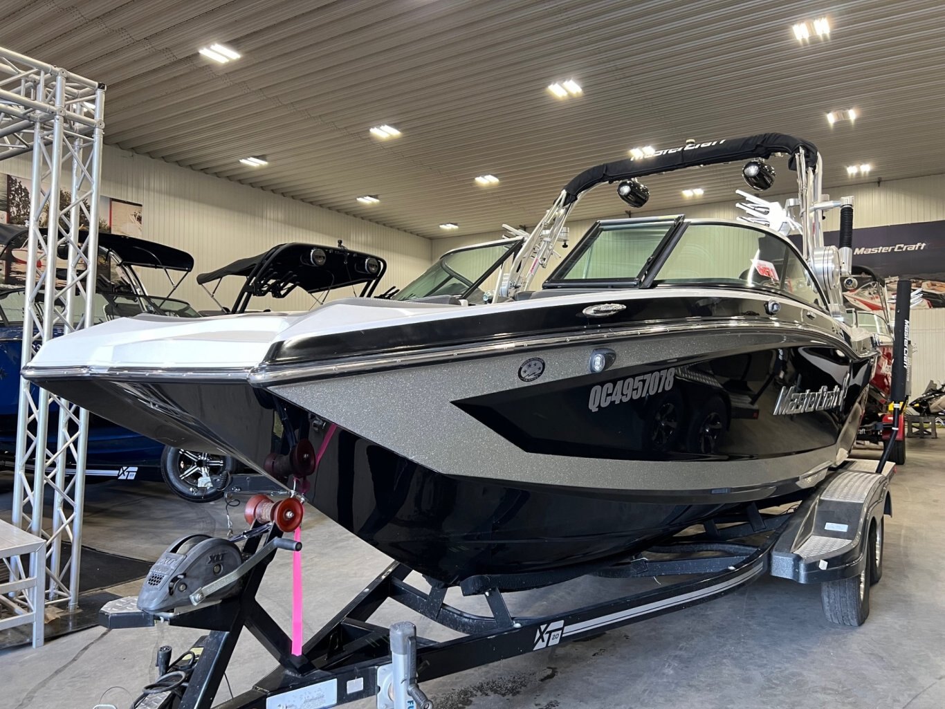 Bateau Mastercraft X20 2016 Noir & Argent, toute équipé avec remorque Mastercraft double en trèc'est bien état