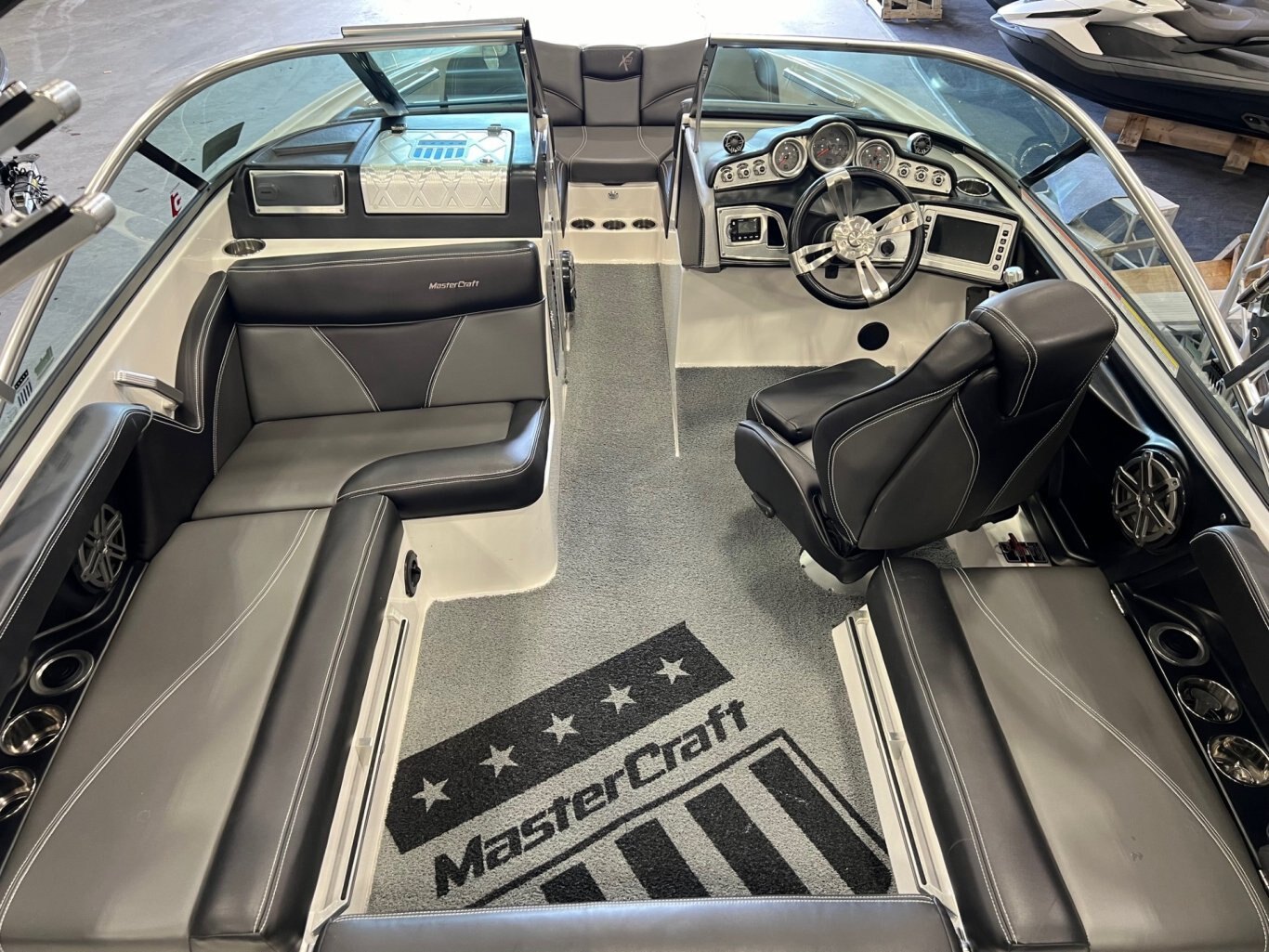 Bateau Mastercraft X20 2016 Noir & Argent, toute équipé avec remorque Mastercraft double en trèc'est bien état