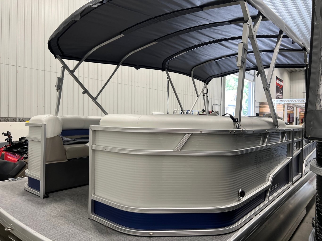 Ponton Princecraft 2024 Vectra 23XT Blanc & Bleu avec moteur Mercury 115HP et Toit Campeur