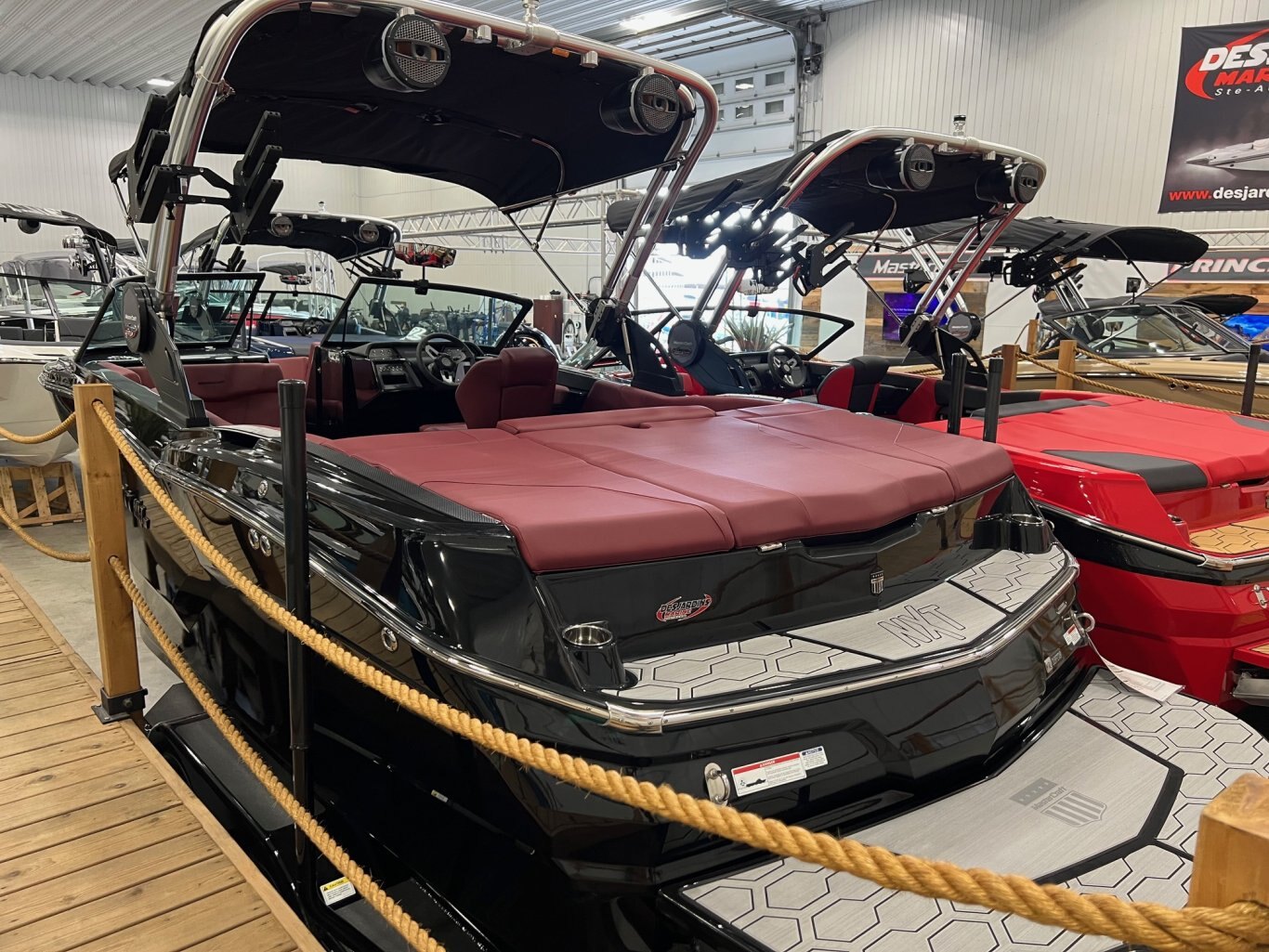 Bateau Mastercraft NXT21 2024 Noir sur Bourgogne Complèment Équipé Pour Le Wakesurf!