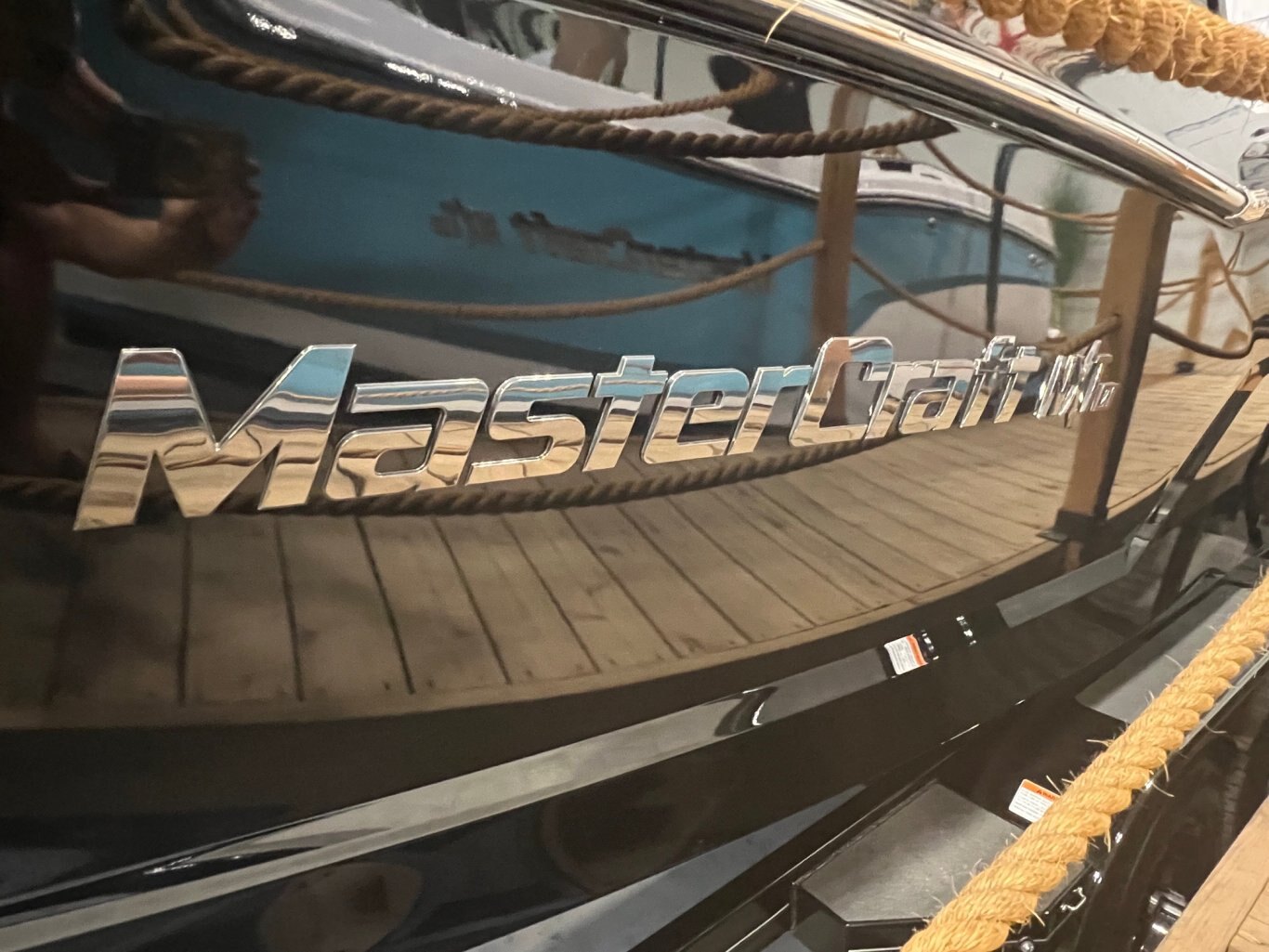 Bateau Mastercraft NXT21 2024 Noir sur Bourgogne Complèment Équipé Pour Le Wakesurf!