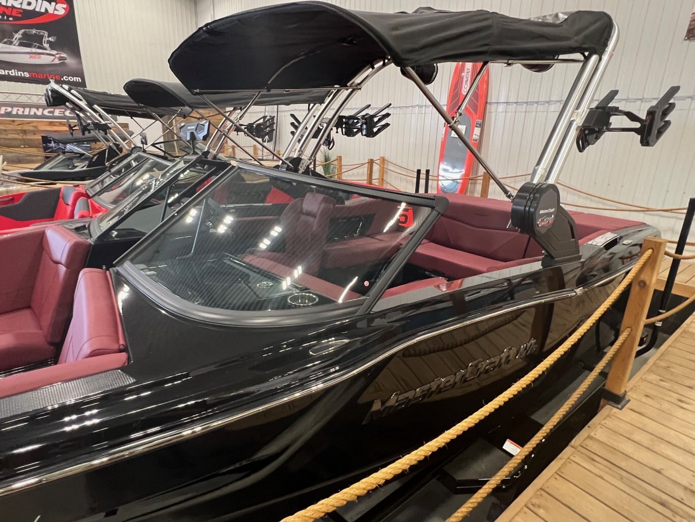 Bateau Mastercraft NXT21 2024 Noir sur Bourgogne Complèment Équipé Pour Le Wakesurf!