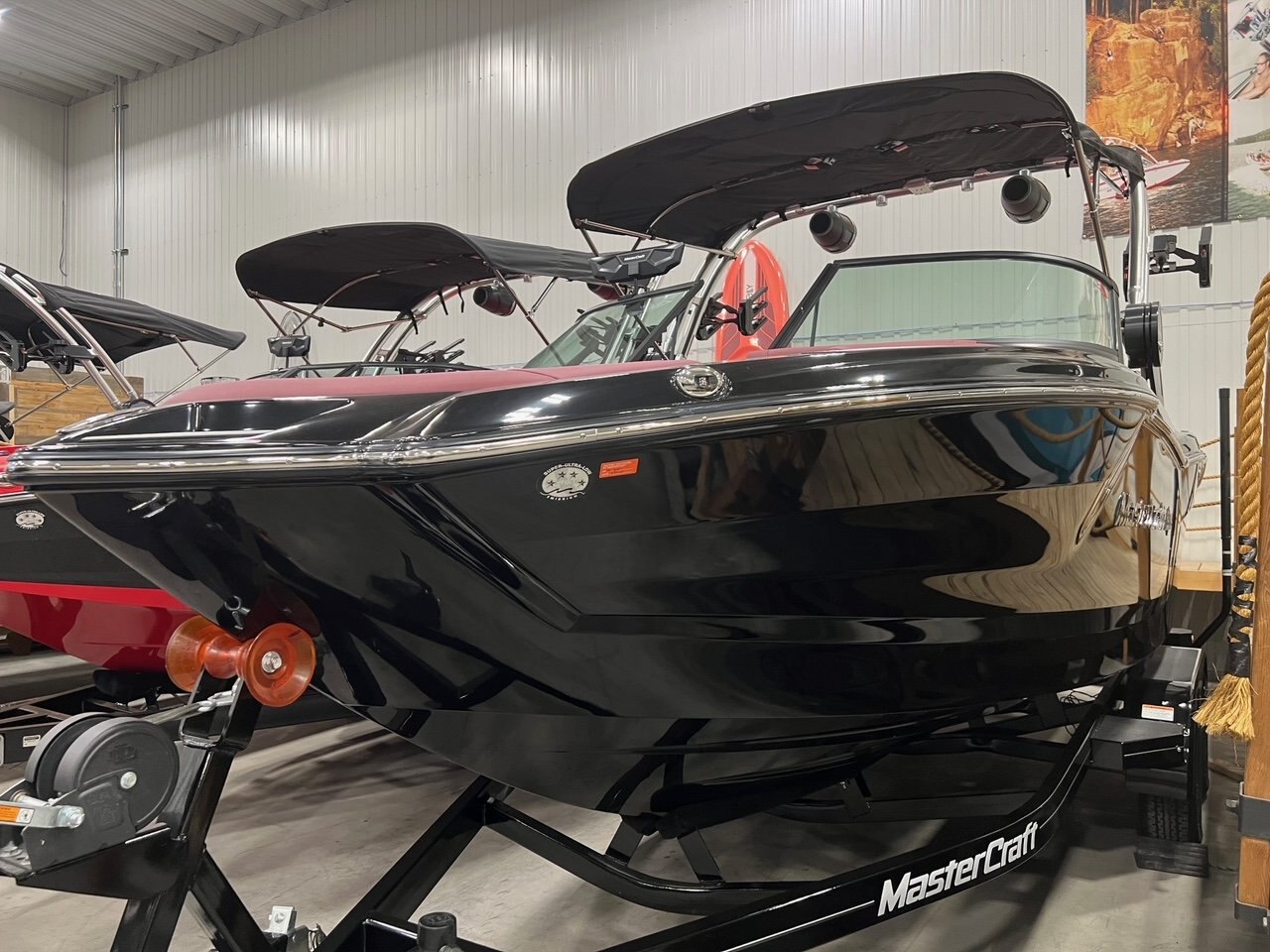 Bateau Mastercraft NXT21 2024 Noir sur Bourgogne Complèment Équipé Pour Le Wakesurf!